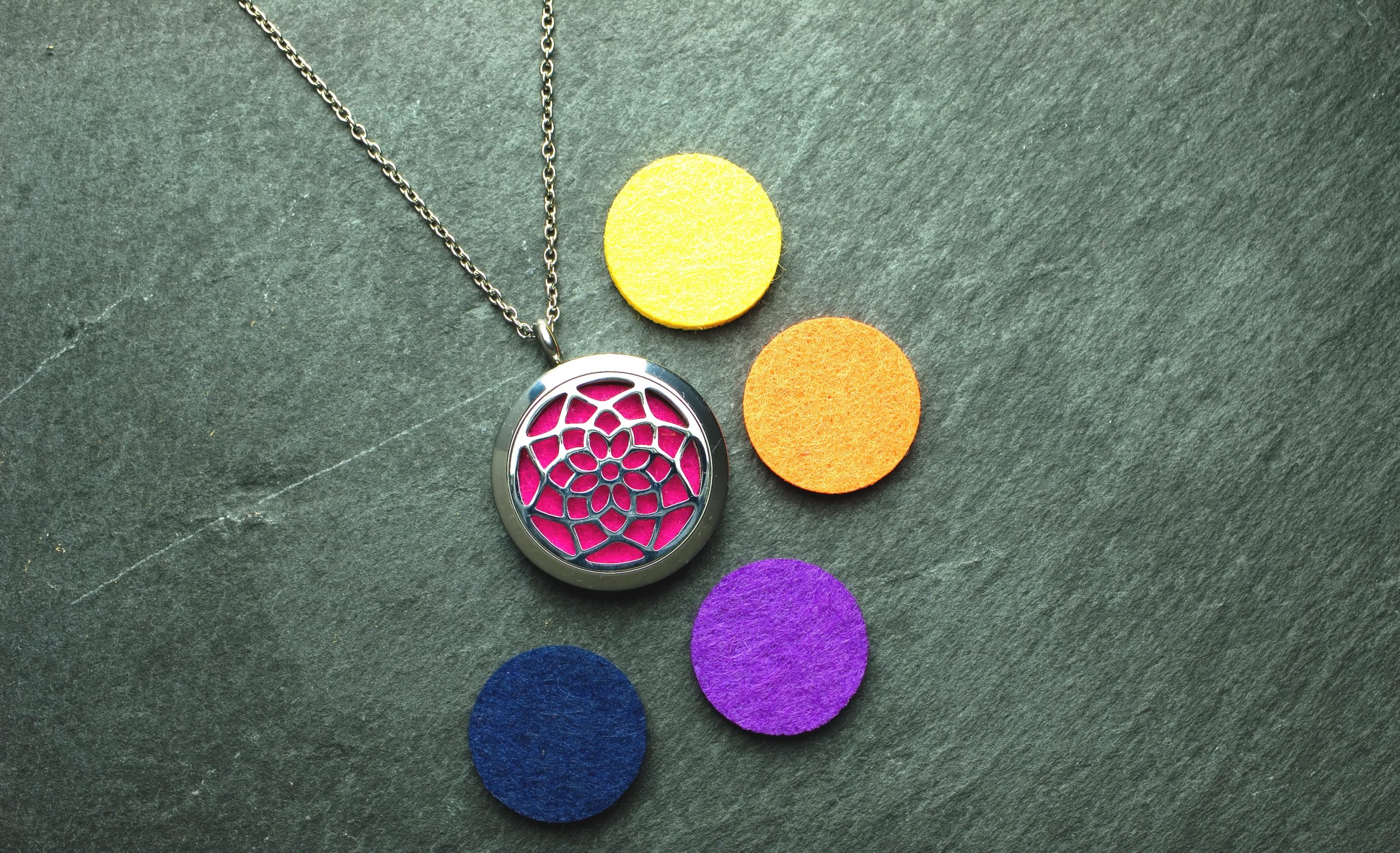 Anhänger, aroma, aromaschmuck, aromatherapie, ätherisches öl, ätherischesöl, duft, edelstahl, essential oil, essentialoil, Halskette, kette, young living, youngliving, silber, duftanhänger, duftschmuck, oillovers, joyofscent, corami