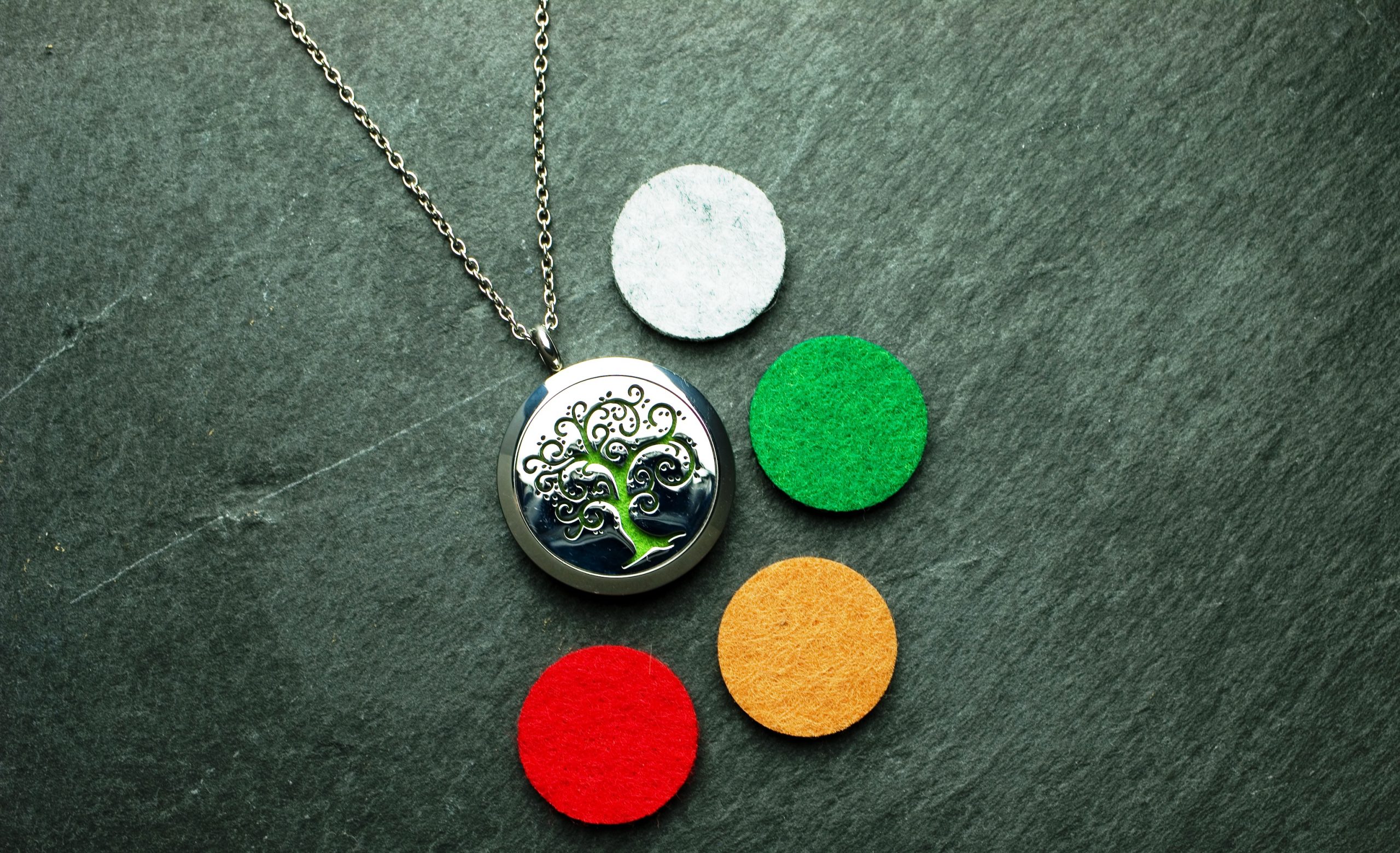 Filz, baum, tree, magic, magie, spirituell, spiritualität, esoterik, esoterisch, Anhänger, aroma, aromaschmuck, aromatherapie, ätherisches öl, ätherischesöl, duft, edelstahl, essential oil, essentialoil, Halskette, kette, young living, youngliving, silber, duftanhänger, duftschmuck, oillovers, joyofscent, corami