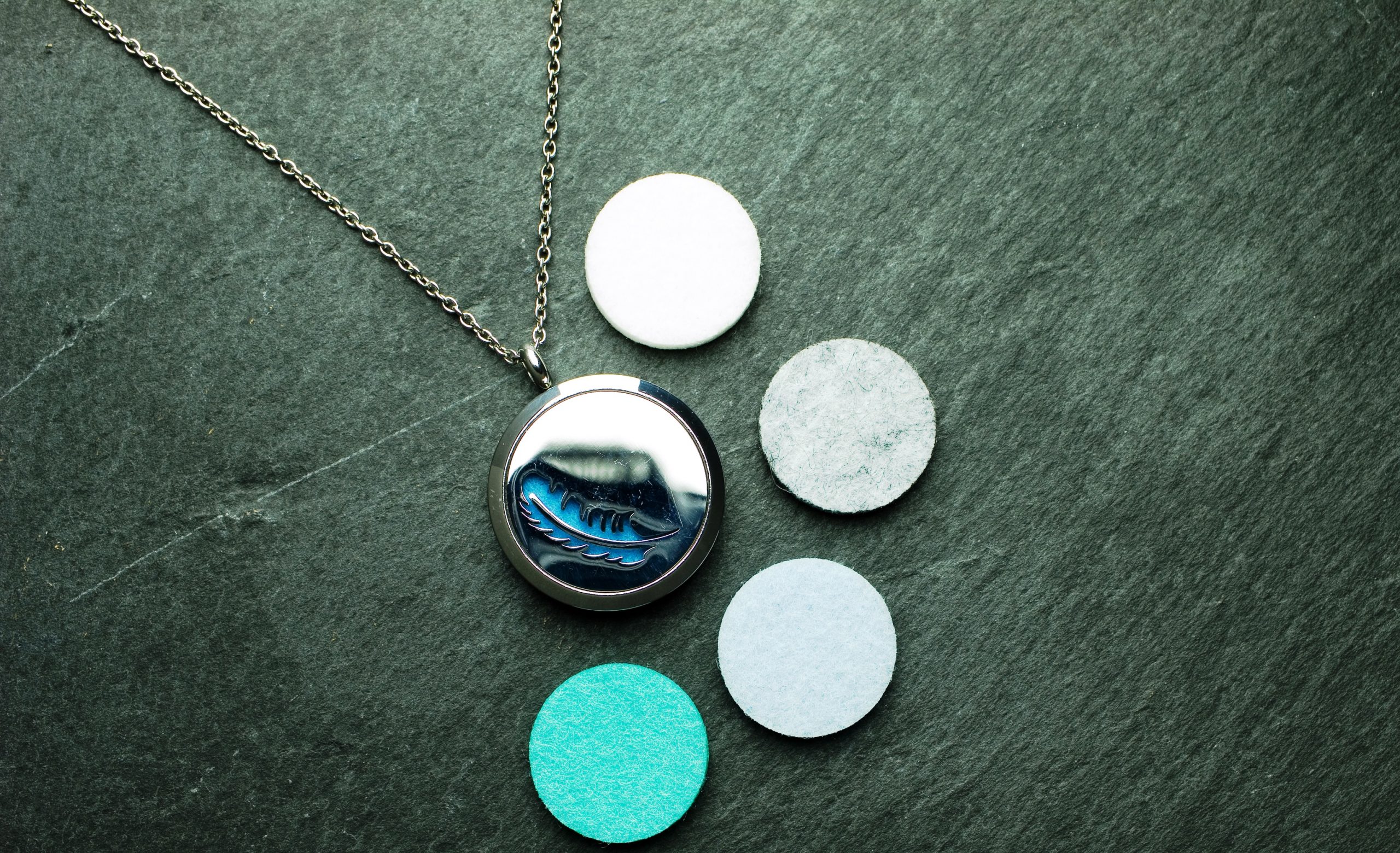 Feder, Leichtigkeit, blau, Filz, Anhänger, aroma, aromaschmuck, aromatherapie, ätherisches öl, ätherischesöl, duft, edelstahl, essential oil, essentialoil, Halskette, kette, young living, youngliving, silber, duftanhänger, duftschmuck, oillovers, joyofscent, corami