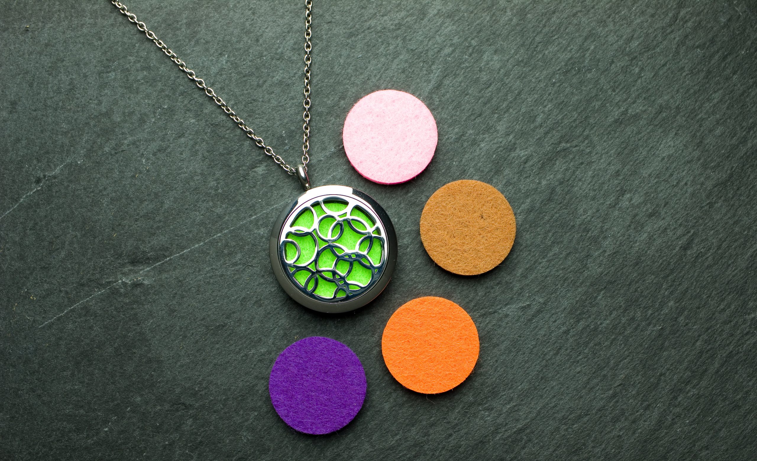 Circle, Kreis, Kreise, Retro, Filz, grün, Anhänger, aroma, aromaschmuck, aromatherapie, ätherisches öl, ätherischesöl, duft, edelstahl, essential oil, essentialoil, Halskette, kette, young living, youngliving, silber, duftanhänger, duftschmuck, oillovers, joyofscent, corami