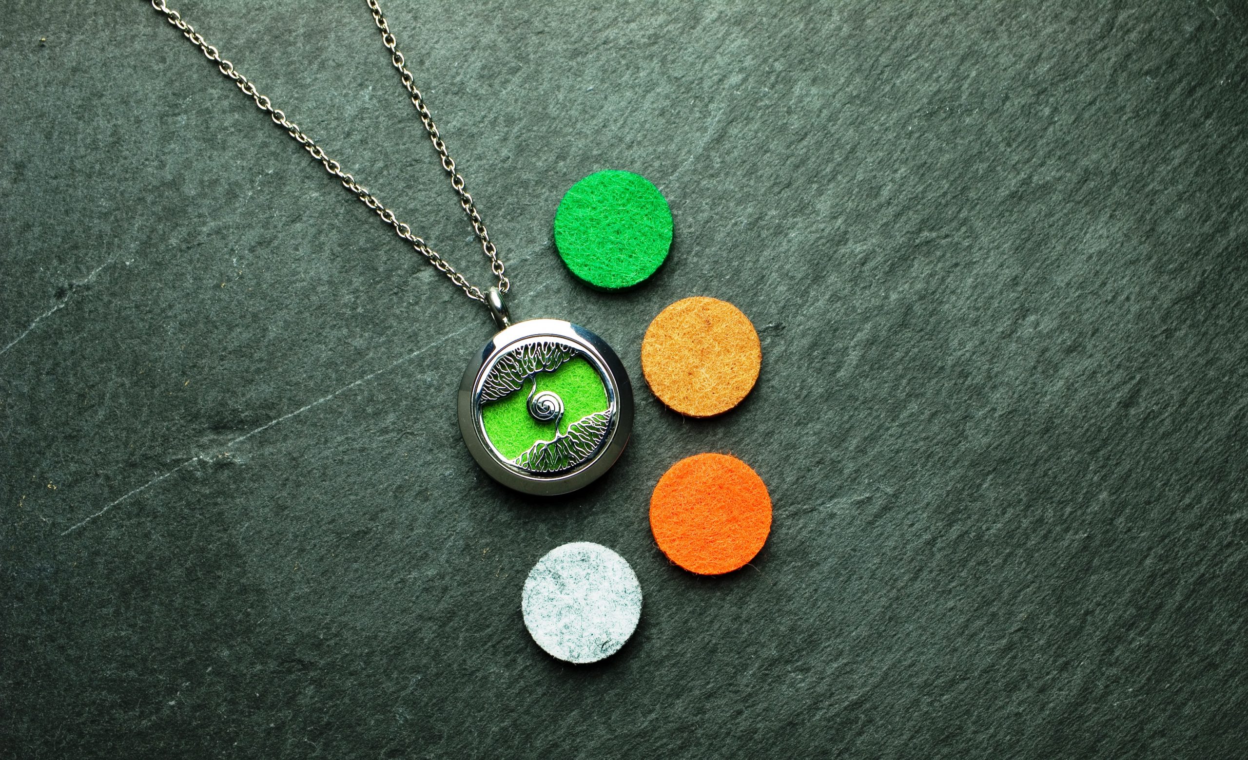 Earth, Sky, Himmel, Erde, oben, unten, Wurzeln, Erde, Erdverbunden, Spirale, Filz, grün,Anhänger, aroma, aromaschmuck, aromatherapie, ätherisches öl, ätherischesöl, duft, edelstahl, essential oil, essentialoil, Halskette, kette, young living, youngliving, silber, duftanhänger, duftschmuck, oillovers, joyofscent, corami