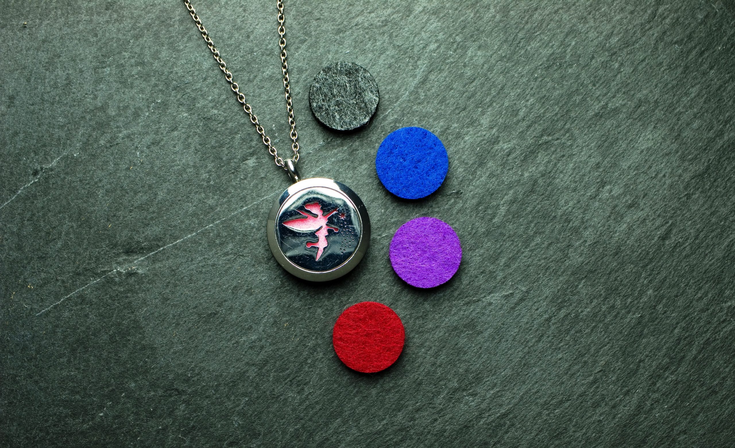 Elfe, Fee, Fairy, Magie, magic, Tinkerbell, Zauber, Glitzer, Feenstaub, Filz, Anhänger, aroma, aromaschmuck, aromatherapie, ätherisches öl, ätherischesöl, duft, edelstahl, essential oil, essentialoil, Halskette, kette, young living, youngliving, silber, duftanhänger, duftschmuck, oillovers, joyofscent, corami