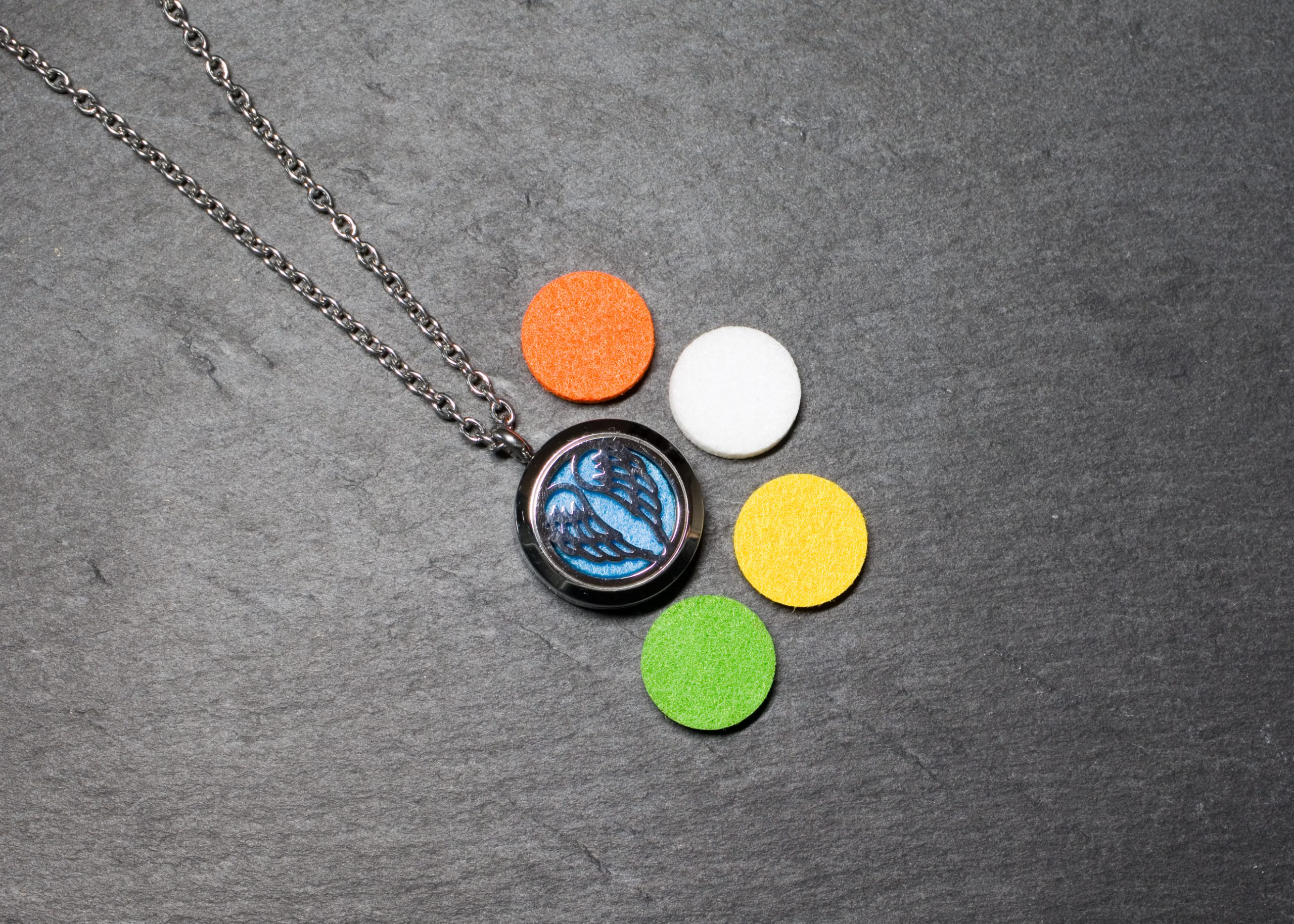 Engel, Angel, Engelsflügel, Flügel, Himmel, spirituell, spiritualität, Filz,Anhänger, aroma, aromaschmuck, aromatherapie, ätherisches öl, ätherischesöl, duft, edelstahl, essential oil, essentialoil, Halskette, kette, young living, youngliving, silber, duftanhänger, duftschmuck, oillovers, joyofscent, corami