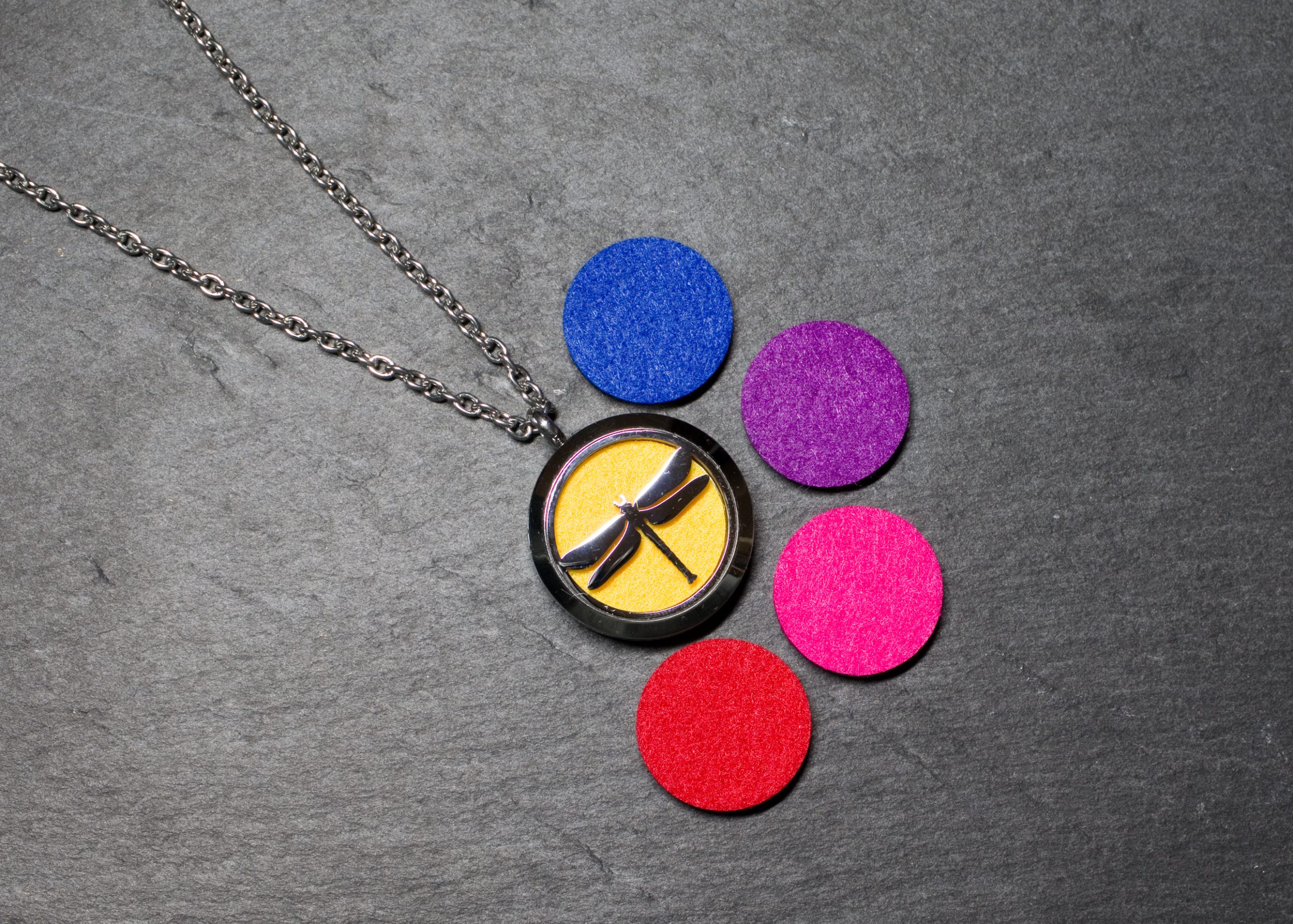 Libelle, Dragonfly, Natur, gelb, Anhänger, aroma, aromaschmuck, aromatherapie, ätherisches öl, ätherischesöl, duft, edelstahl, essential oil, essentialoil, Halskette, kette, young living, youngliving, silber, duftanhänger, duftschmuck, oillovers, joyofscent, corami