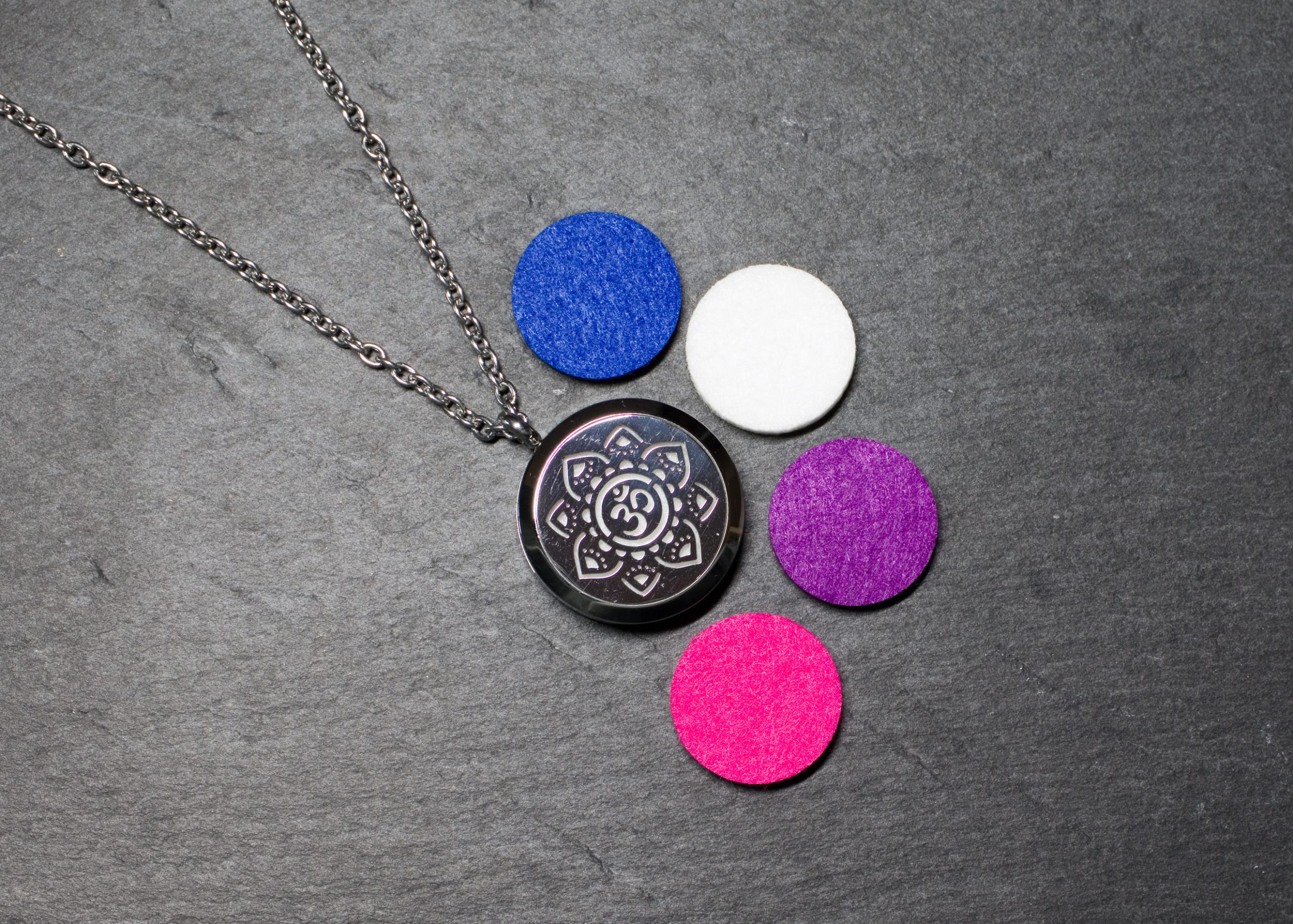 Mandala, OM, Yoga, spirituell, spiritualität, Anhänger, aroma, aromaschmuck, aromatherapie, ätherisches öl, ätherischesöl, duft, edelstahl, essential oil, essentialoil, Halskette, kette, young living, youngliving, silber, duftanhänger, duftschmuck, oillovers, joyofscent, corami