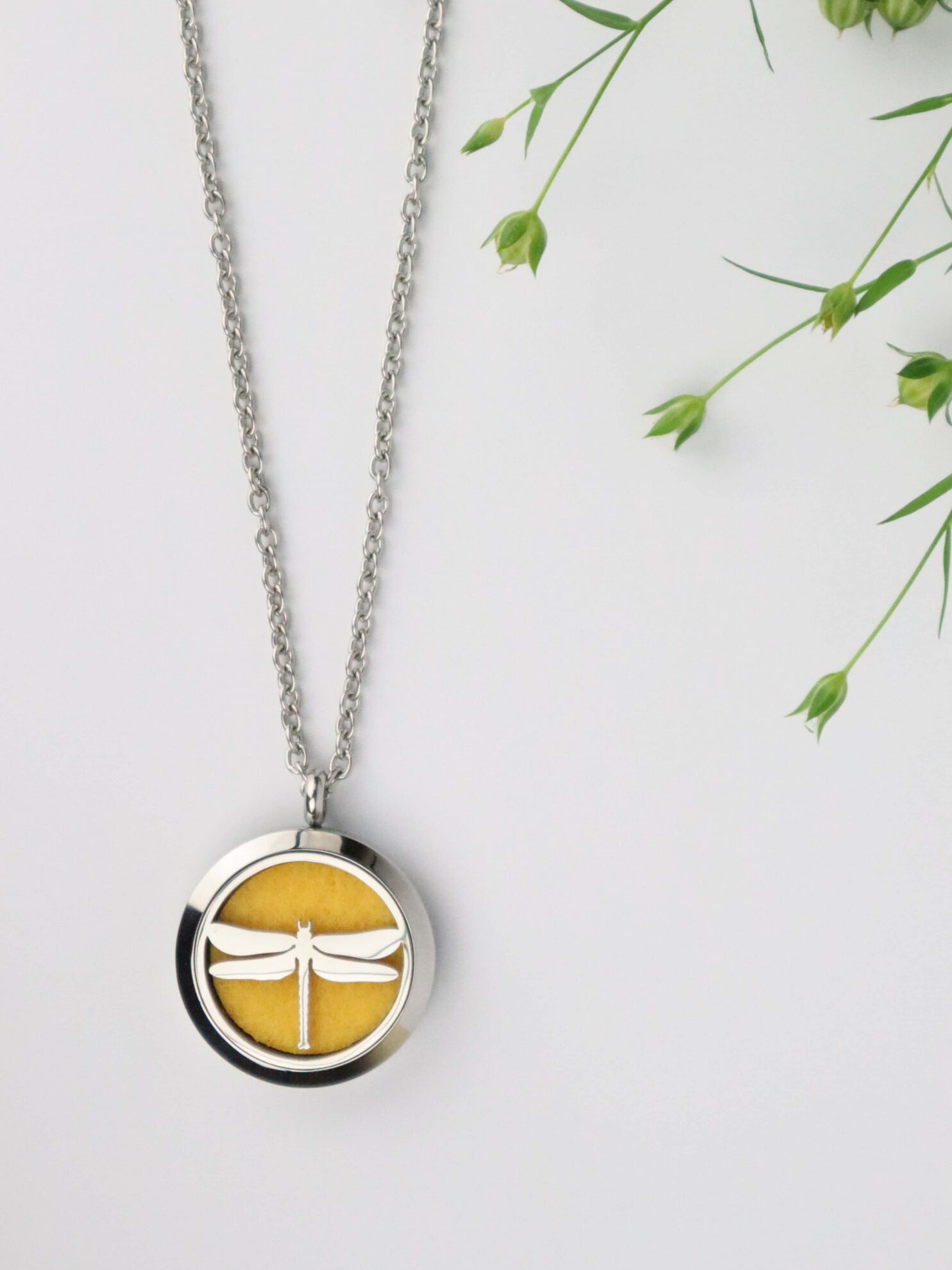 gelb, Sommer, Libelle, Dragonfly, Natur, Anhänger, aroma, aromaschmuck, aromatherapie, ätherisches öl, ätherischesöl, duft, edelstahl, essential oil, essentialoil, Halskette, kette, young living, youngliving, silber, duftanhänger, duftschmuck, oillovers, joyofscent, corami