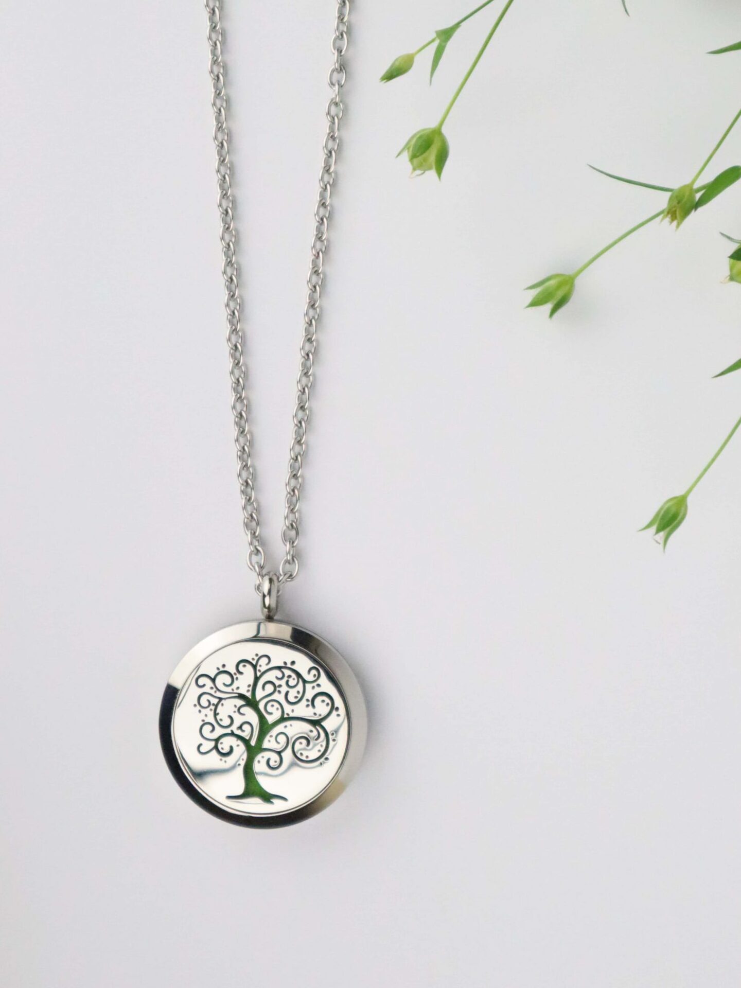 baum, tree, magic, magie, spirituell, spiritualität, esoterik, esoterisch, Anhänger, aroma, aromaschmuck, aromatherapie, ätherisches öl, ätherischesöl, duft, edelstahl, essential oil, essentialoil, Halskette, kette, young living, youngliving, silber, duftanhänger, duftschmuck, oillovers, joyofscent, corami