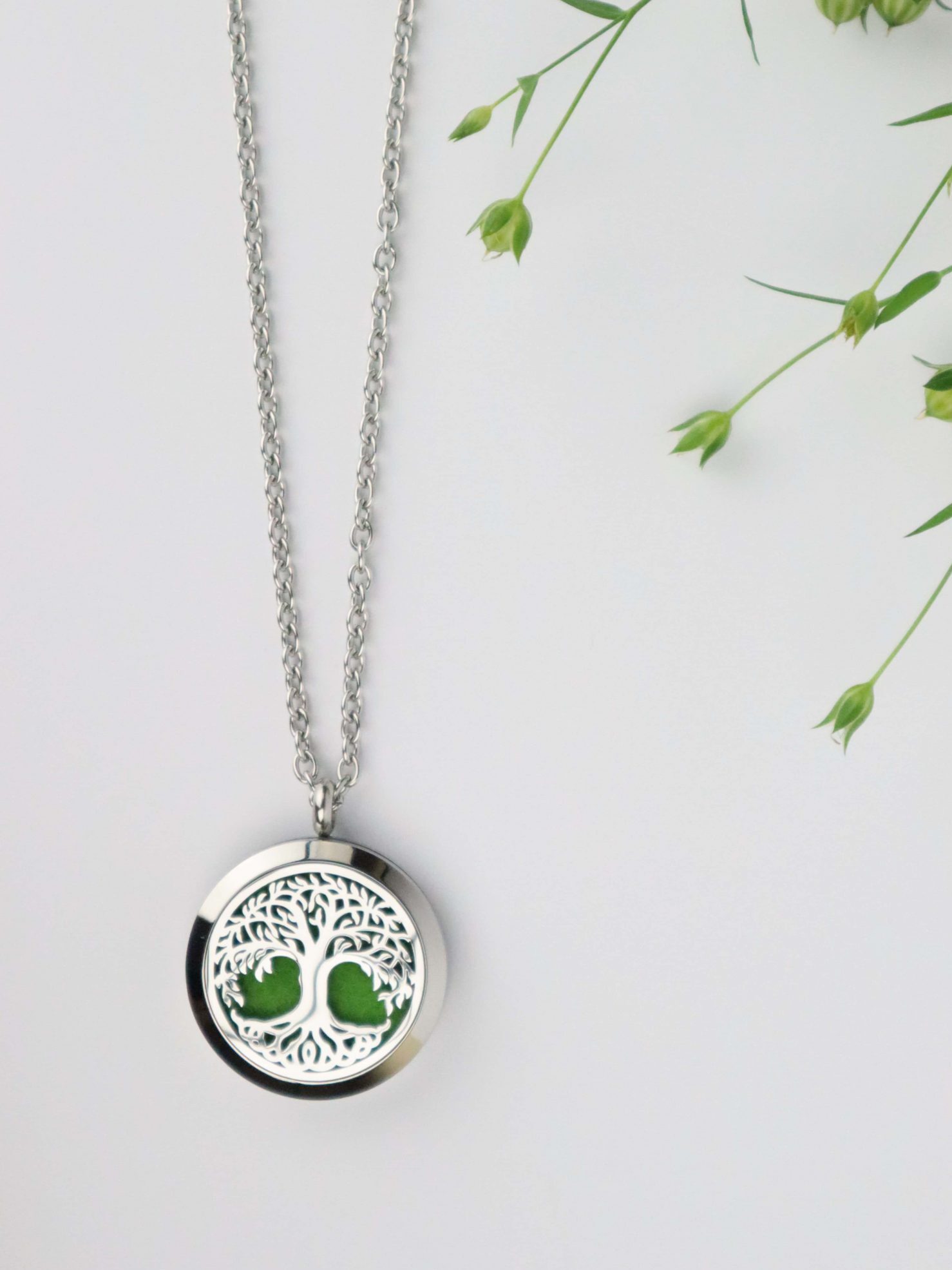 Baum, Lebensbaum, grün, Natur, spirituell, Spiritualität, Anhänger, aroma, aromaschmuck, aromatherapie, ätherisches öl, ätherischesöl, duft, edelstahl, essential oil, essentialoil, Halskette, kette, young living, youngliving, silber, duftanhänger, duftschmuck, oillovers, joyofscent, corami