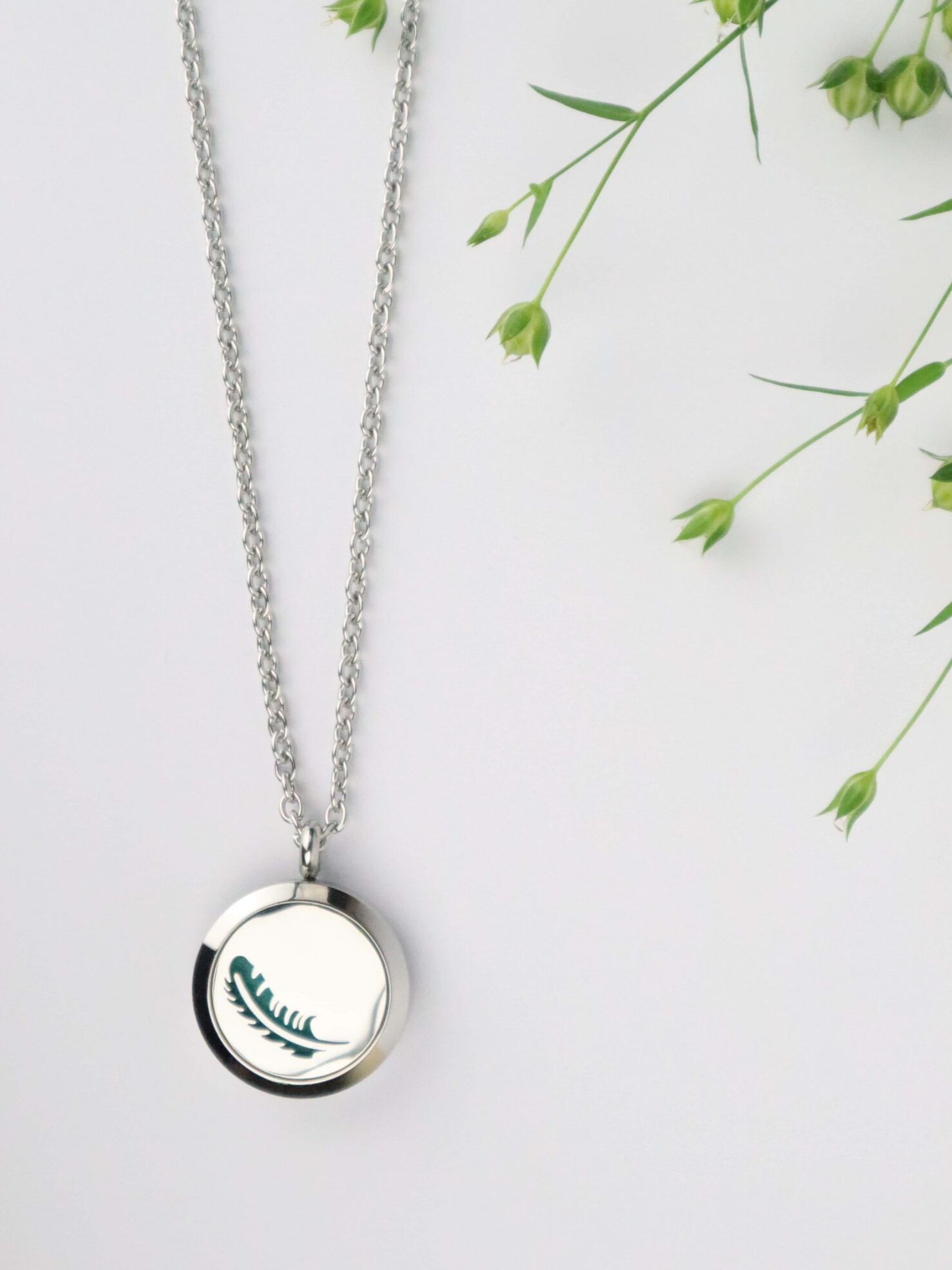 Feder, Feather, blau, Anhänger, aroma, aromaschmuck, aromatherapie, ätherisches öl, ätherischesöl, duft, edelstahl, essential oil, essentialoil, Halskette, kette, young living, youngliving, silber, duftanhänger, duftschmuck, oillovers, joyofscent, corami