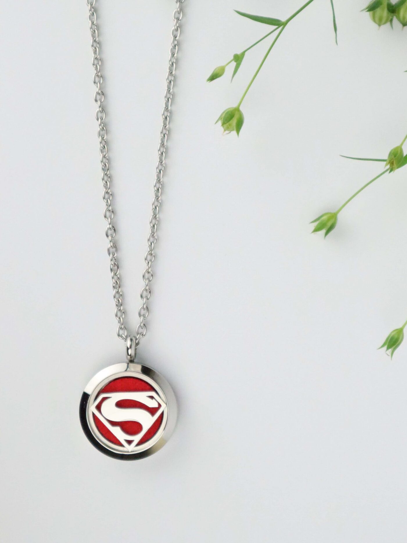 Superman, Supergirl, Superkraft, rotAnhänger, aroma, aromaschmuck, aromatherapie, ätherisches öl, ätherischesöl, duft, edelstahl, essential oil, essentialoil, Halskette, kette, young living, youngliving, silber, duftanhänger, duftschmuck, oillovers, joyofscent, corami