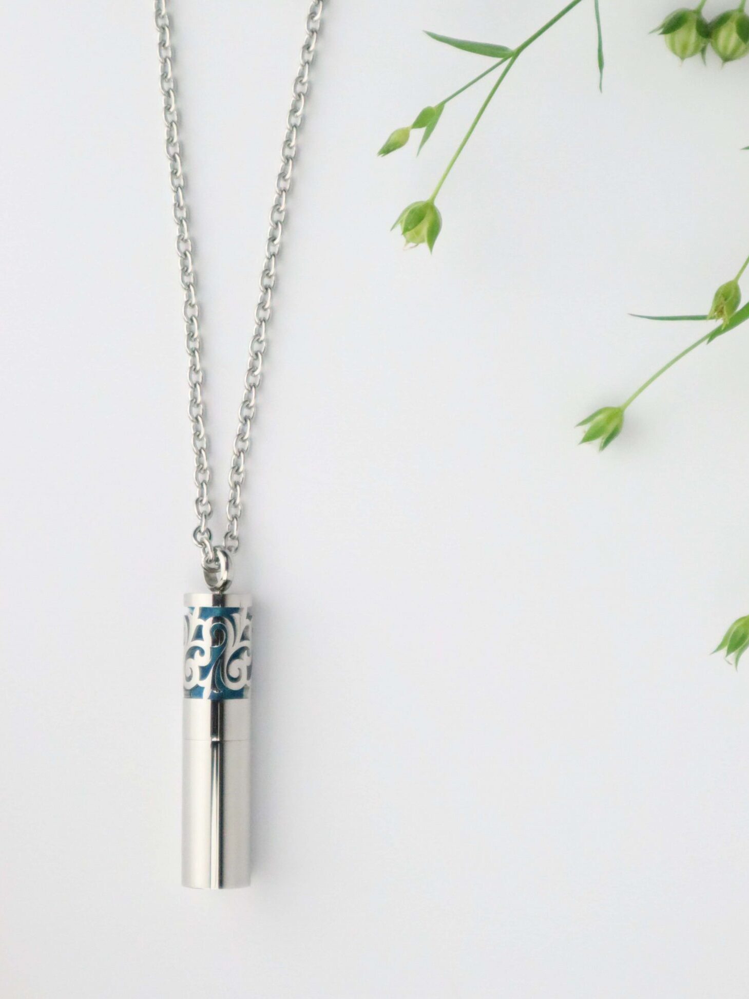 Bottle, Aromabottle, Fläschchen, Anhänger, aroma, aromaschmuck, aromatherapie, ätherisches öl, ätherischesöl, duft, edelstahl, essential oil, essentialoil, Halskette, kette, young living, youngliving, silber, duftanhänger, duftschmuck, oillovers, joyofscent, corami