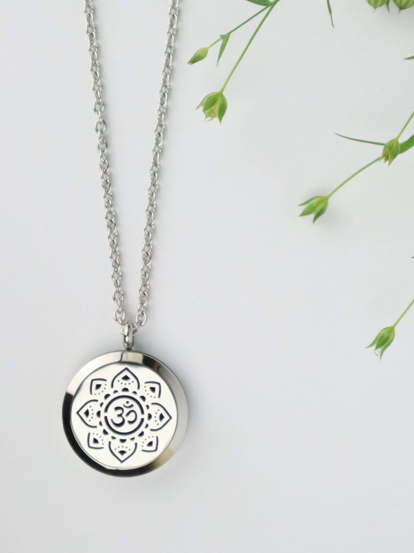 Mandala, om, Yoga, Anhänger, aroma, aromaschmuck, aromatherapie, ätherisches öl, ätherischesöl, duft, edelstahl, essential oil, essentialoil, Halskette, kette, young living, youngliving, silber, duftanhänger, duftschmuck, oillovers, joyofscent, corami
