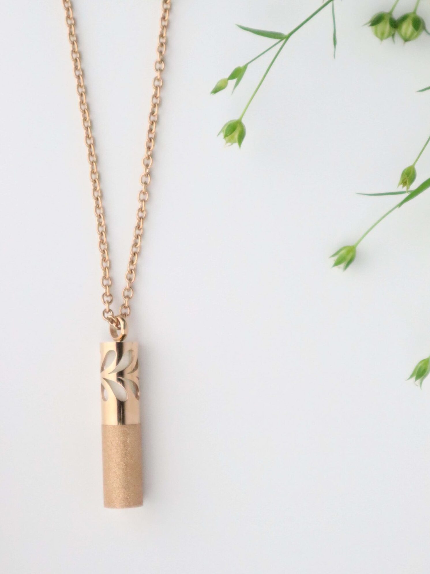 rose, Bottle, Aromabottle, Fläschchen, Anhänger, aroma, aromaschmuck, aromatherapie, ätherisches öl, ätherischesöl, duft, edelstahl, essential oil, essentialoil, Halskette, kette, young living, youngliving, silber, duftanhänger, duftschmuck, oillovers, joyofscent, corami