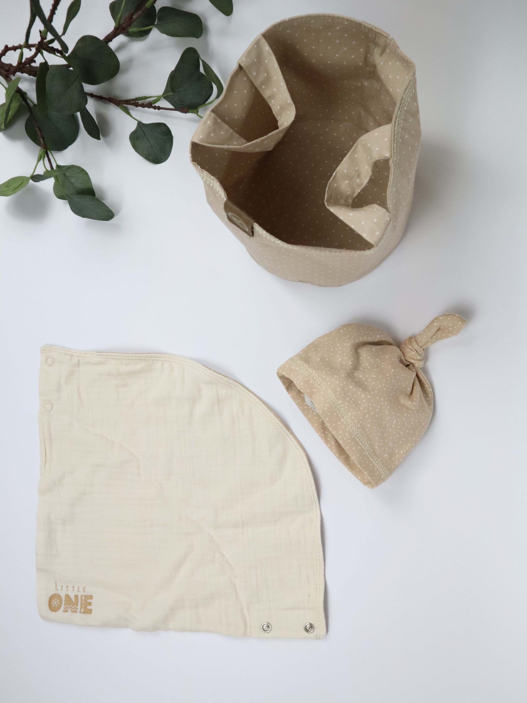 Geschenkset, Baby, Erstlingsset, Set, Geschenk, beige, natur, shirt, Haube, Tuch, Utensilo