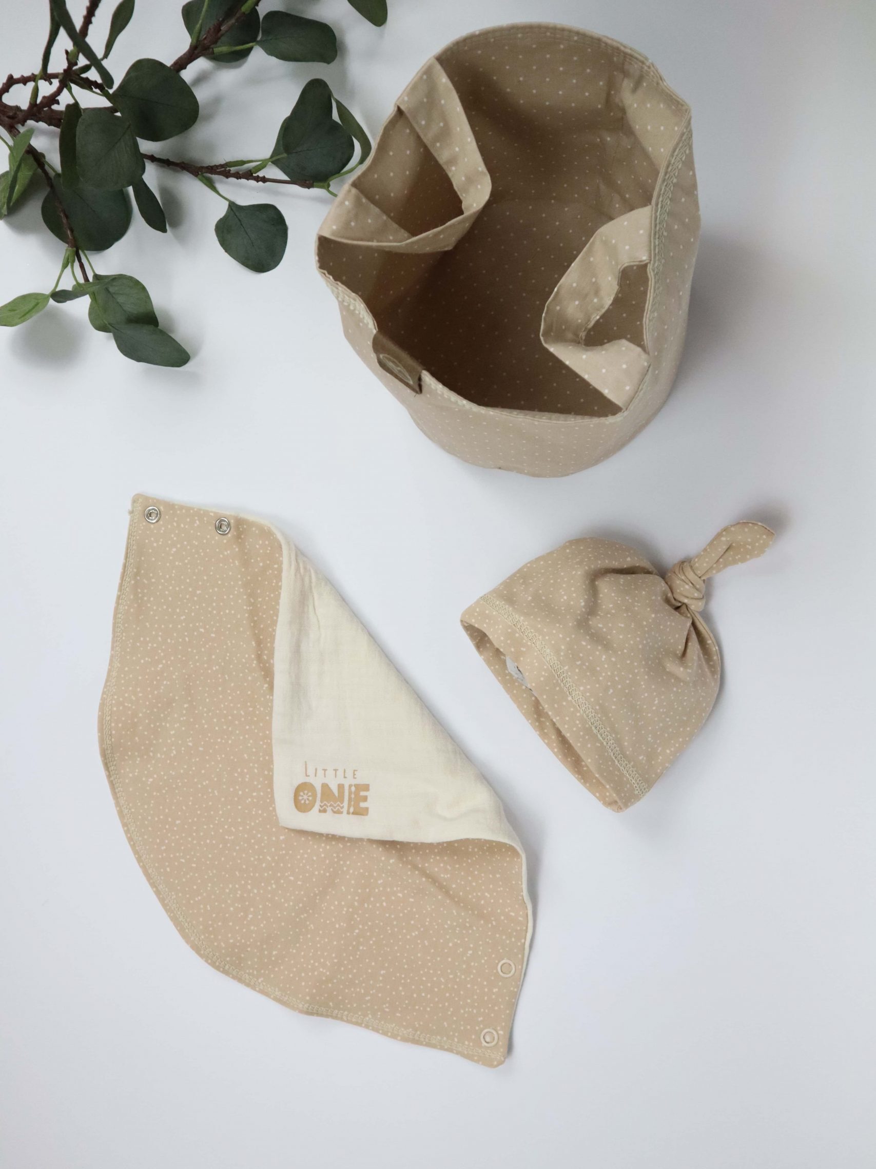 Geschenkset, Baby, Erstlingsset, Set, Geschenk, beige, natur, shirt, Haube, Tuch, Utensilo