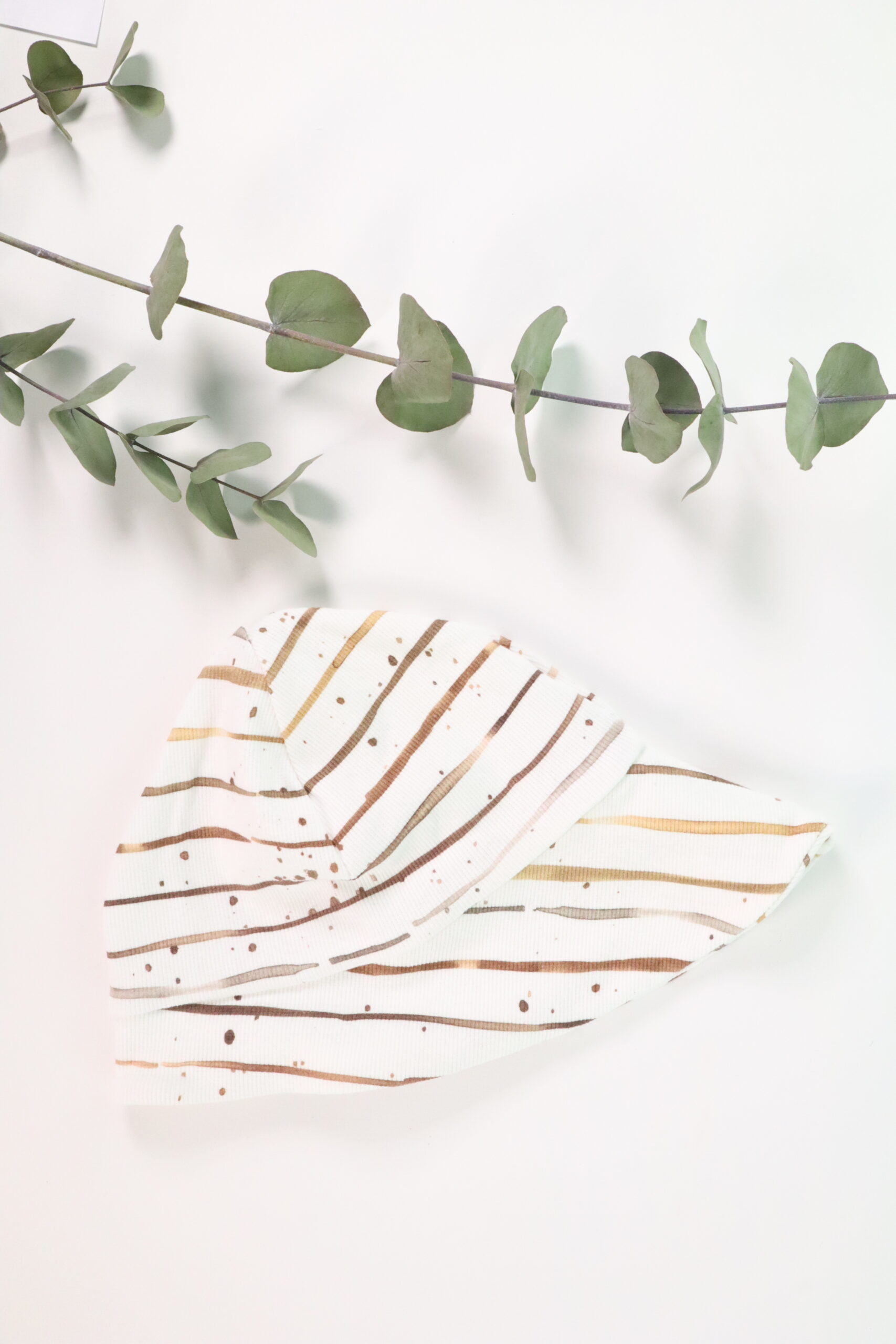 Hut, Sonnenhut, sonne, sonnenschutz, sommer, strand, meer, kind, baby, sonnebrand, schutz, weich, baumwolle, bio, gots, handmade, handgefertigt, mädels, jungs, buben, mädchen, boy, girl, urlaub, urlaubskleidung, babyausstattung, baden, badehut, braun, streifen, beige, weiß