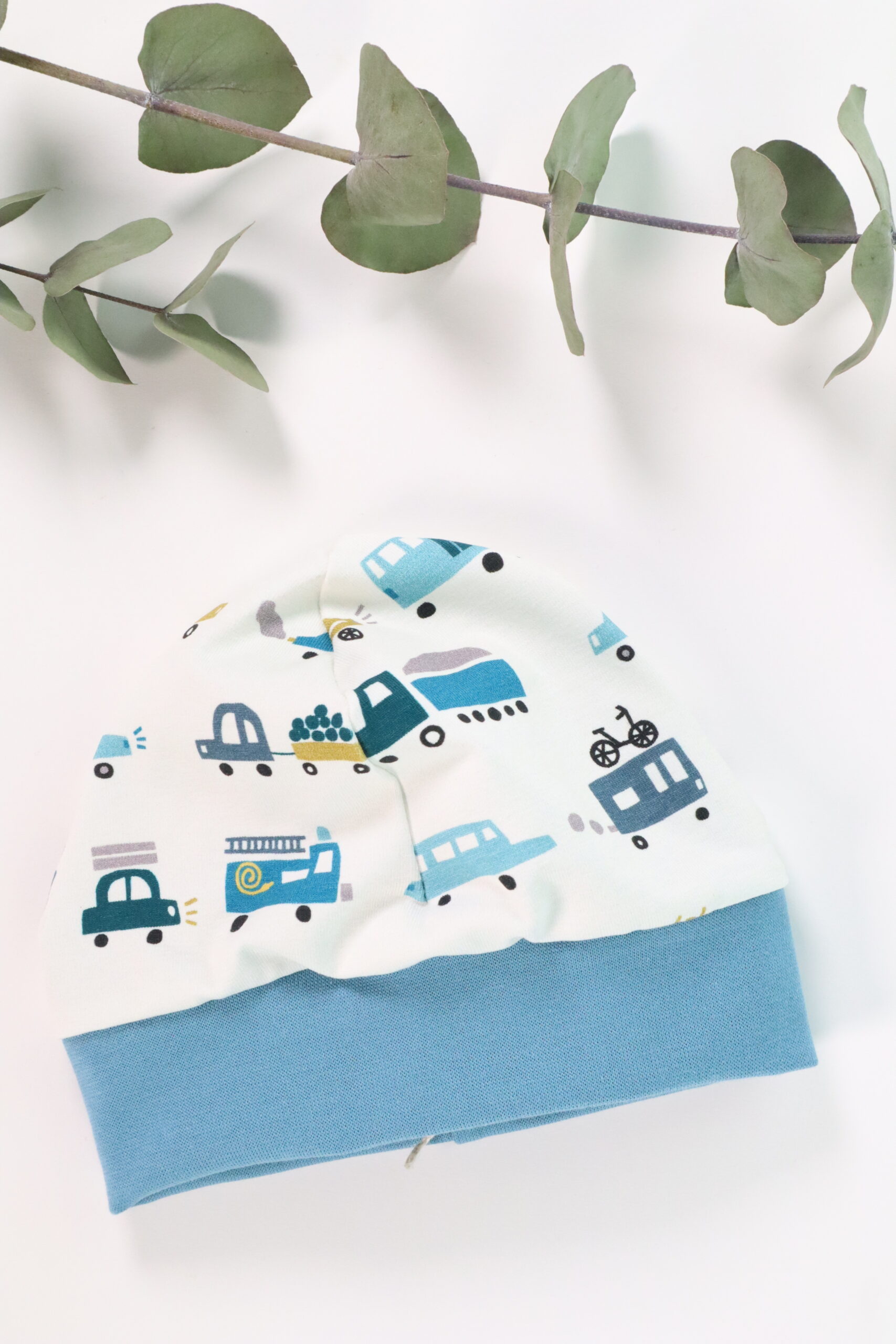 Haube, Baby, Babyhaube, geburt, klein, kind, bündchen, bündchenhaube, bund, bundhaube, hauben, handgenäht, gots, bio, stoff, handgenäht, auto, blau, fahrezuge, junge, jungs, bursche, boy, fahrzeug, bus, laster, grün, weiß