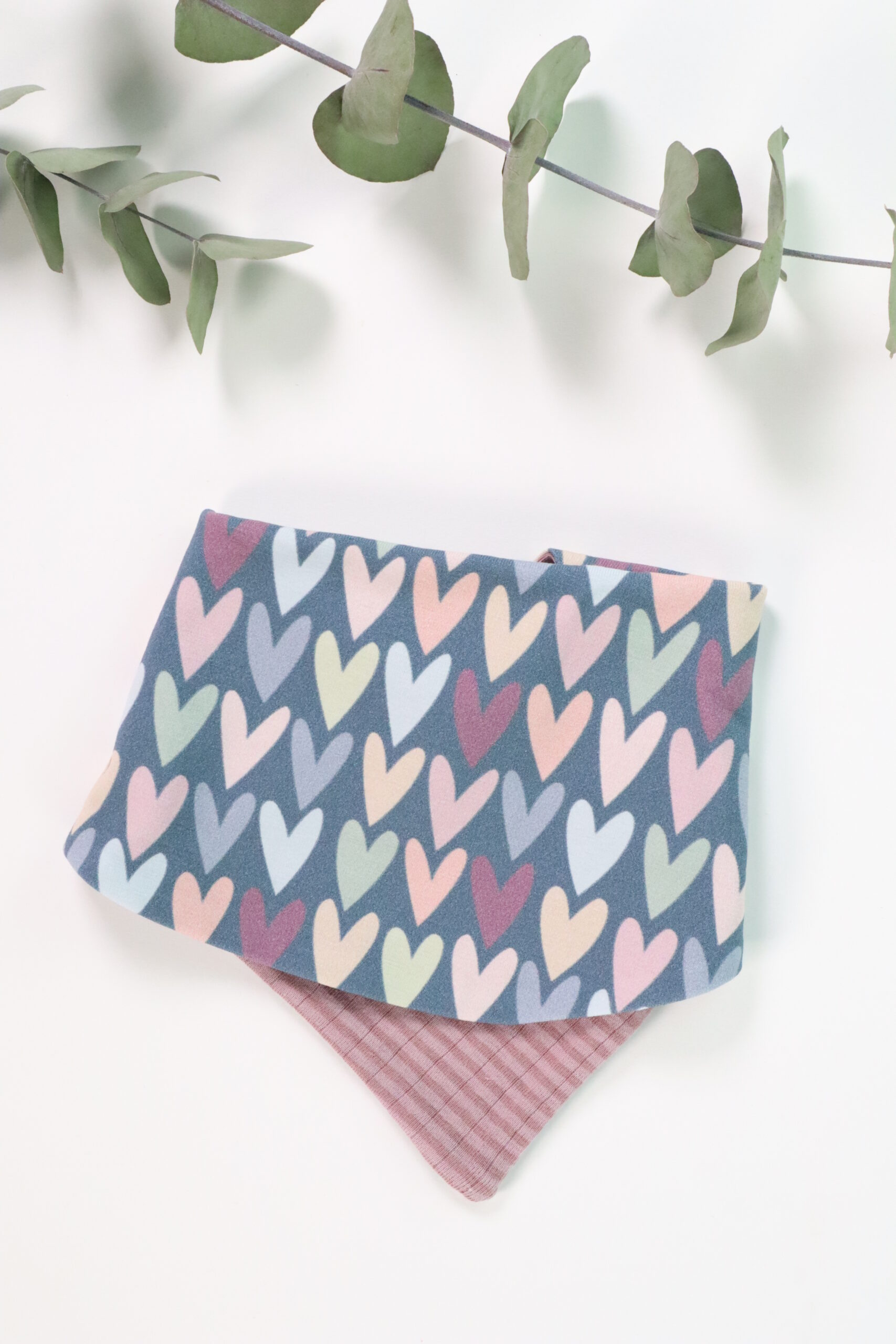 Latzerl, Tuch, Spucktuch, windel, baumwolle, genäht, handmade, handgenäht, handgemacht, spucktuch, latz, babylatz, jungs, kind, baby, Herz, herzen, herzig, herzerl, lila, rosa, blau, pastell, set, baby set