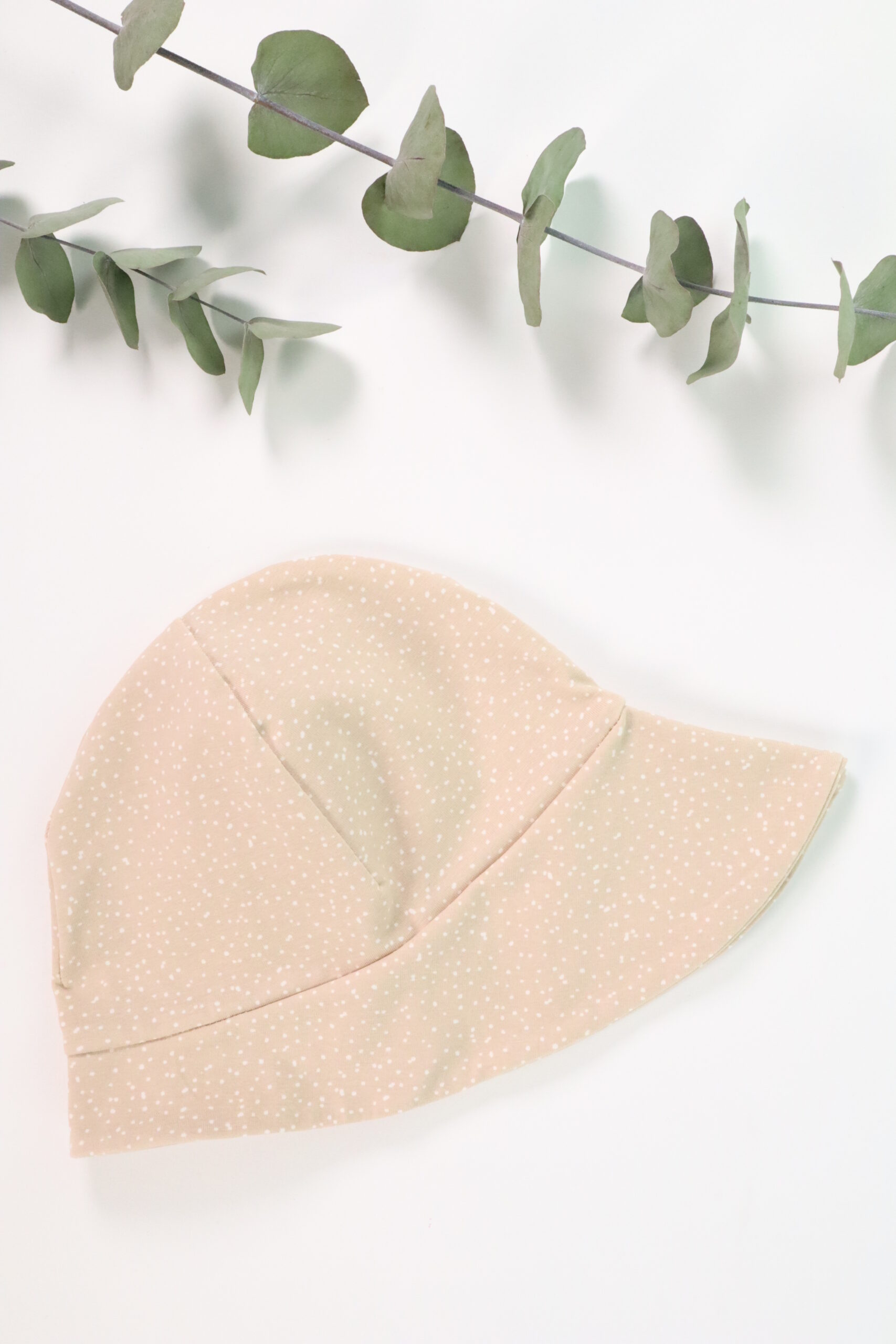 Hut, Sonnenhut, sonne, sonnenschutz, sommer, strand, meer, kind, baby, sonnebrand, schutz, weich, baumwolle, bio, gots, handmade, handgefertigt, mädels, jungs, buben, mädchen, boy, girl, urlaub, urlaubskleidung, babyausstattung, baden, badehut, beige, punkte, weiß, dots