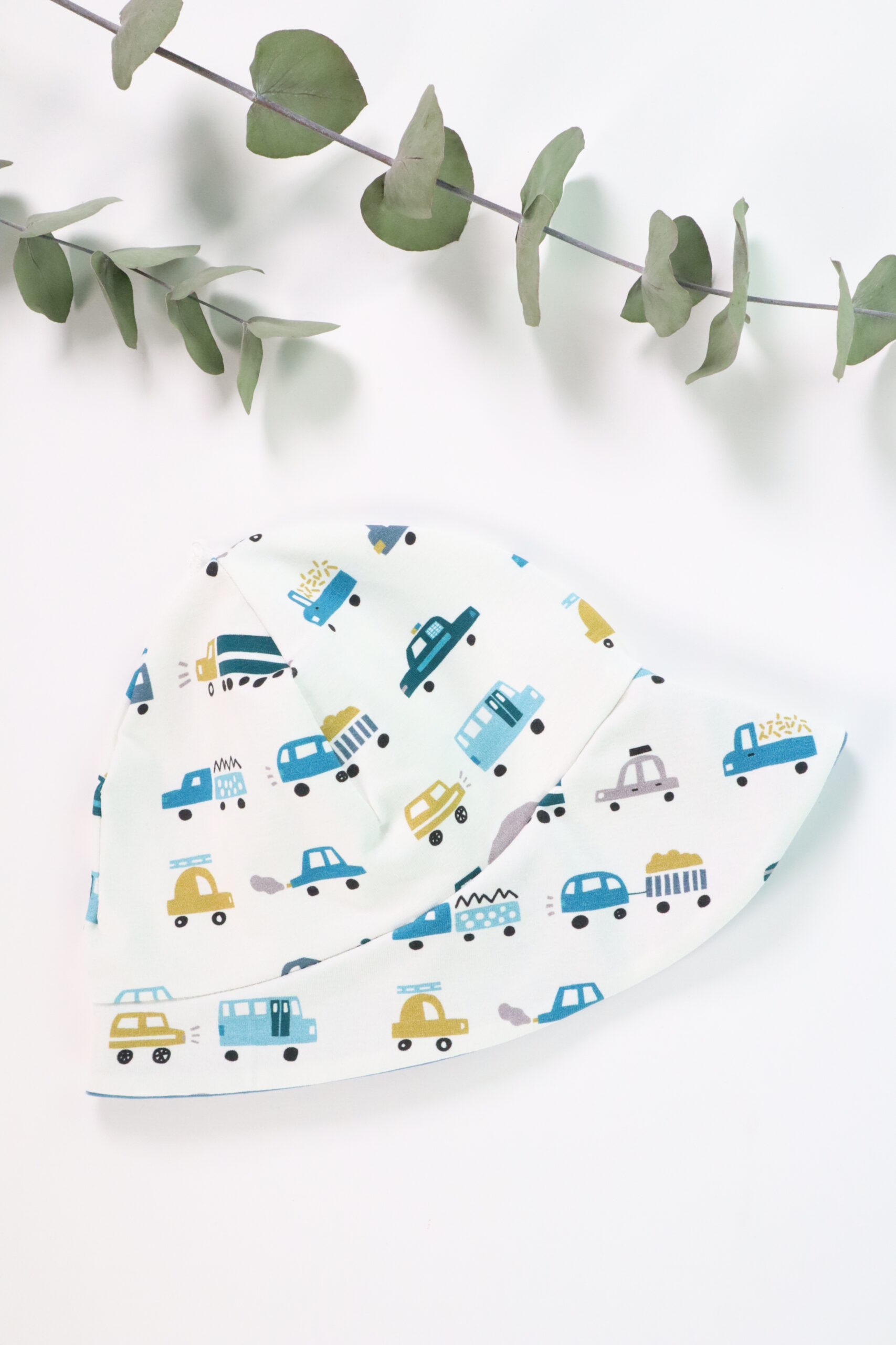 Hut, Sonnenhut, sonne, sonnenschutz, sommer, strand, meer, kind, baby, sonnebrand, schutz, weich, baumwolle, bio, gots, handmade, handgefertigt, mädels, jungs, buben, mädchen, boy, girl, urlaub, urlaubskleidung, babyausstattung, baden, badehut, weiß, auto, fahrzeuge, blau, grün