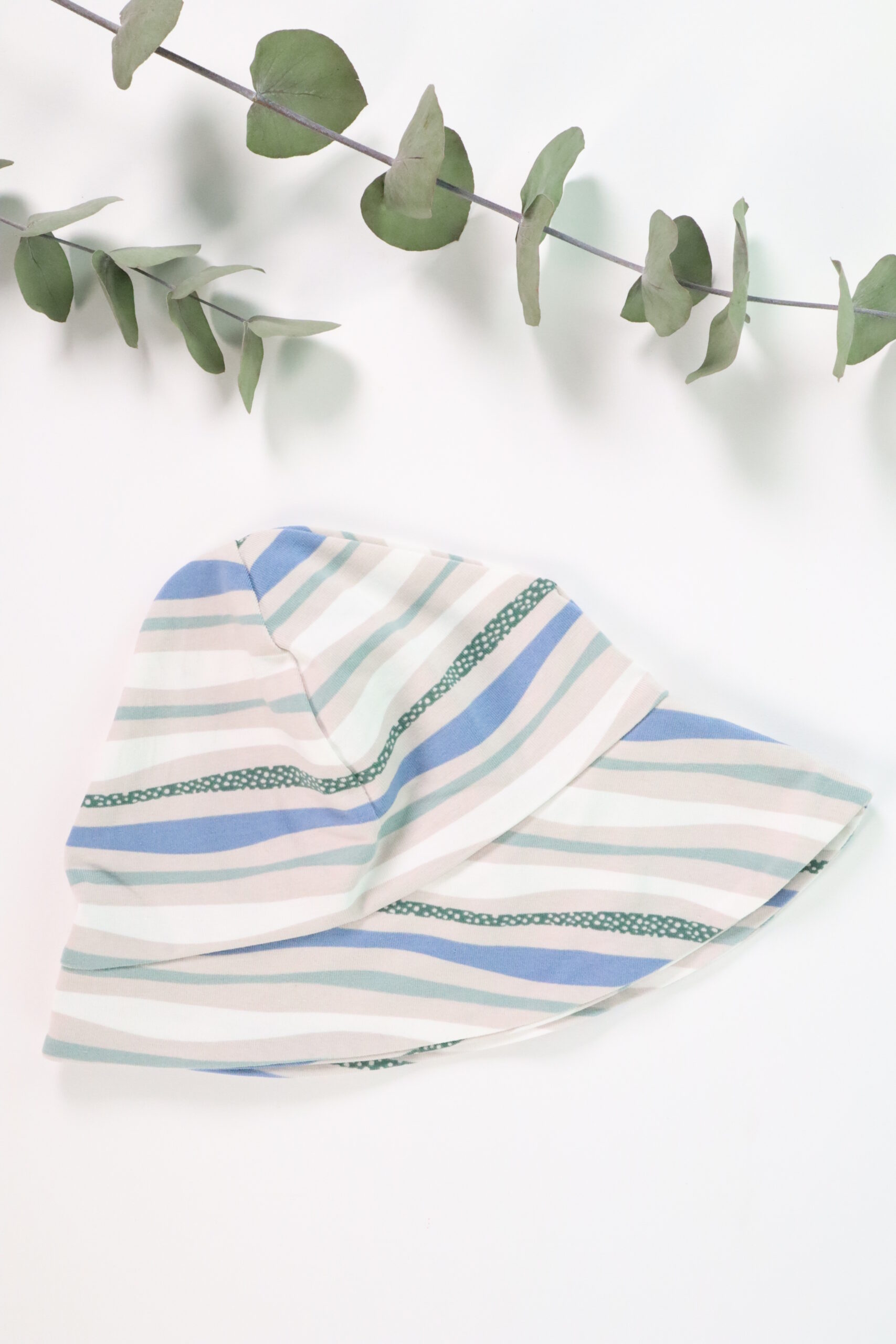 Hut, Sonnenhut, sonne, sonnenschutz, sommer, strand, meer, kind, baby, sonnebrand, schutz, weich, baumwolle, bio, gots, handmade, handgefertigt, mädels, jungs, buben, mädchen, boy, girl, urlaub, urlaubskleidung, babyausstattung, baden, badehut, weiß, blau, grün, streifen, gestreift, modern, modisch