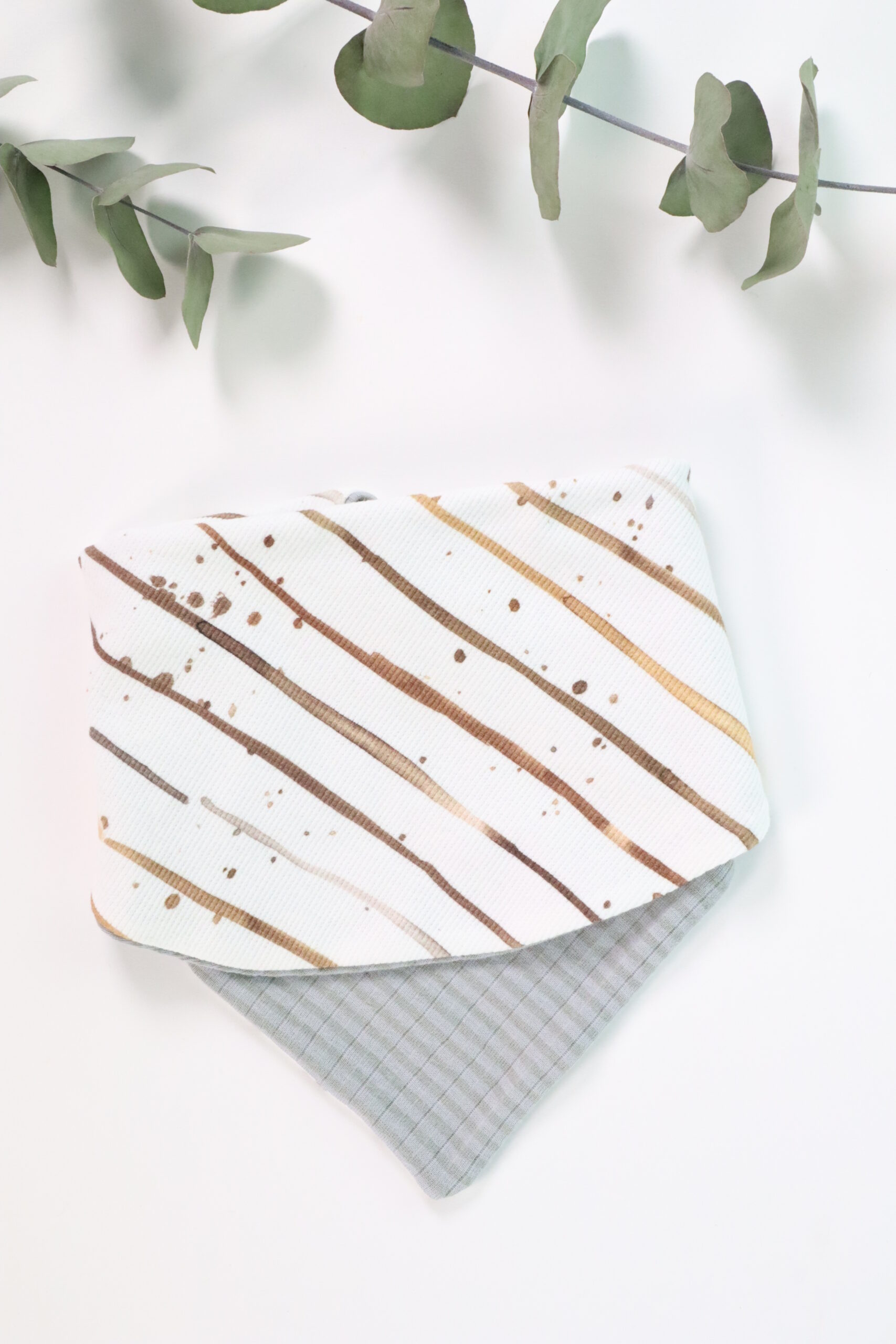 Latzerl, Tuch, Spucktuch, windel, baumwolle, genäht, handmade, handgenäht, handgemacht, spucktuch, latz, babylatz, jungs, kind, baby, streifen, gestreift, cool, modern, junge, boy, jungs, beige, braun, grau, weiß, streifen, punkte,