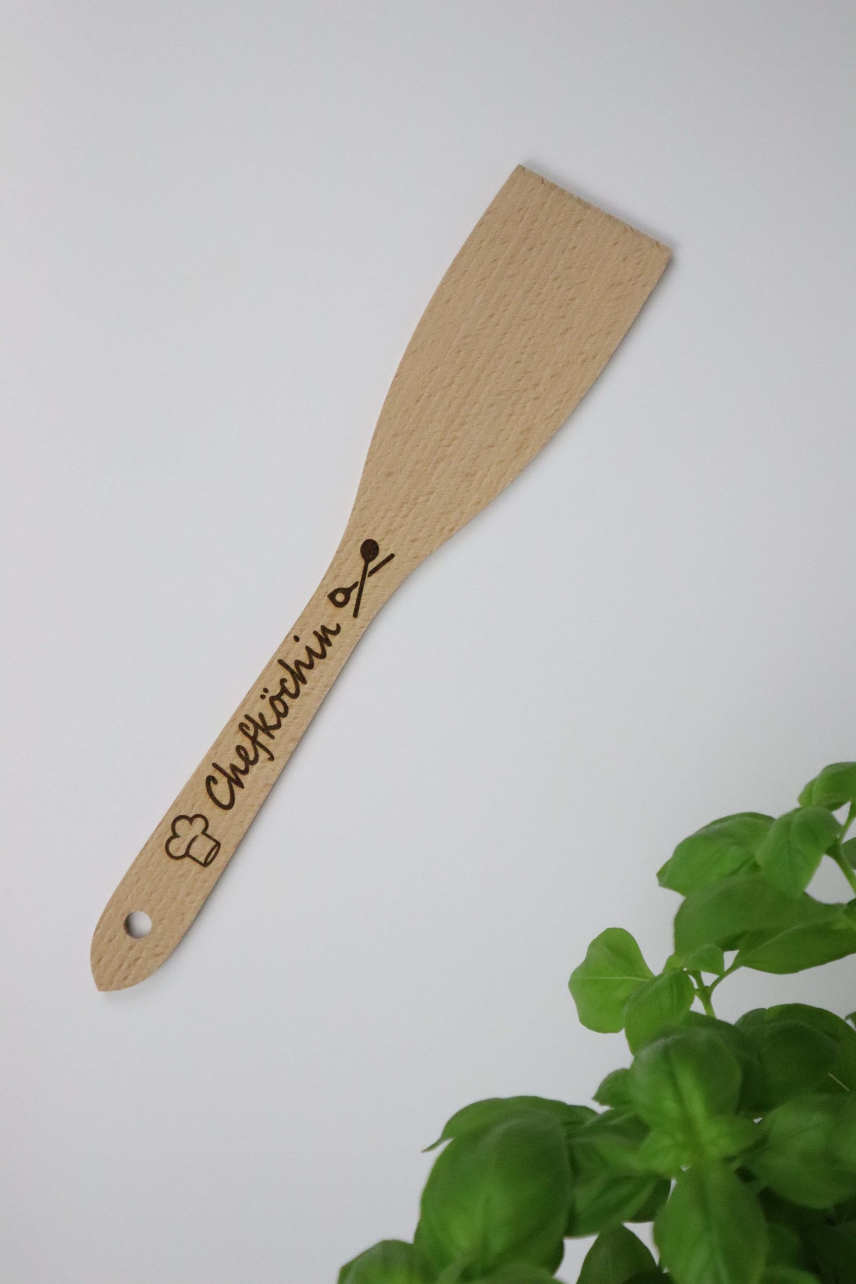 mit Herz gemacht, Kochhaube, Holz, Pfannenwender, Wender, Pfanne, Kochlöffel, Chef, Chefkoch, Chefköchin, mit Liebe gemacht
