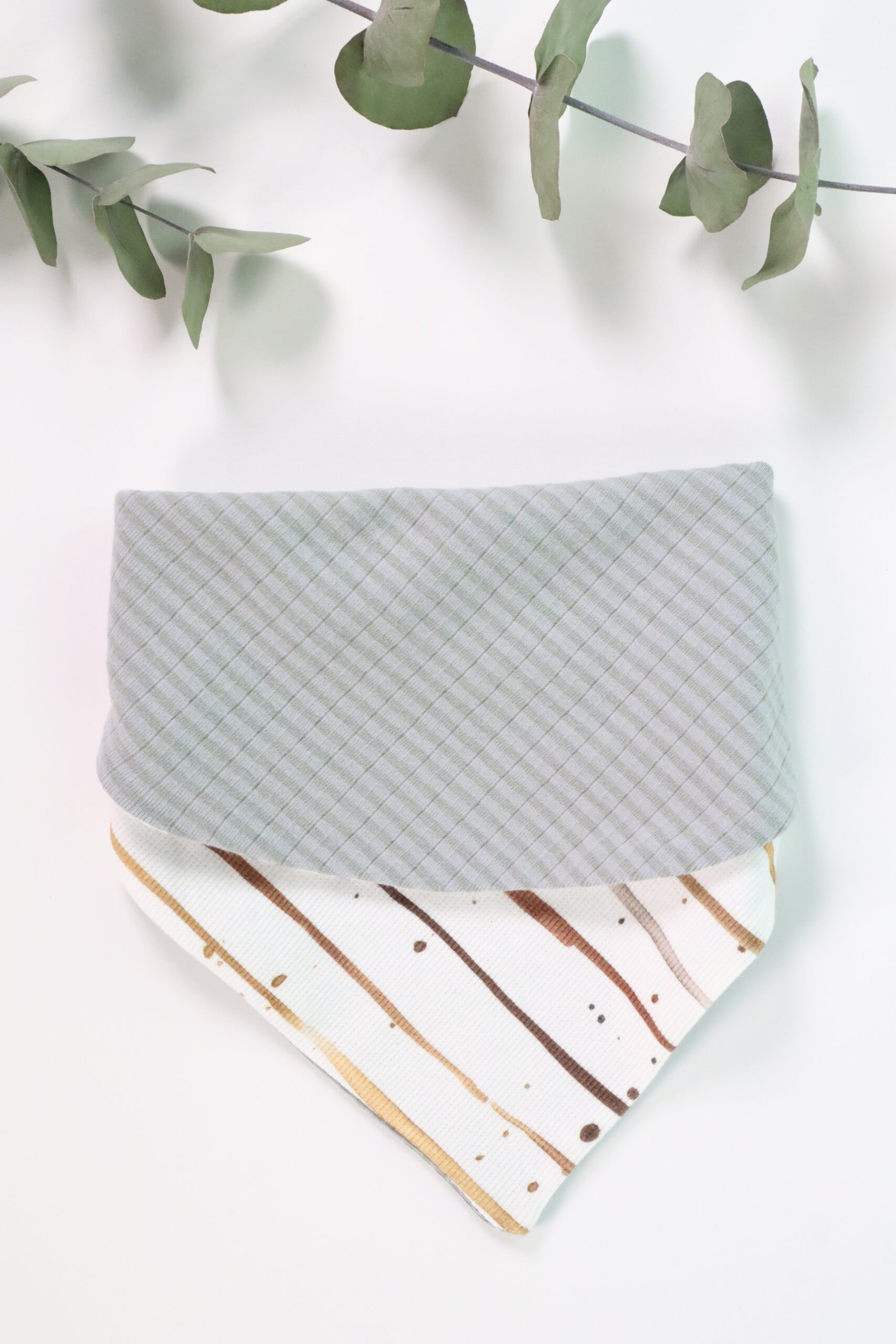 Latzerl, Tuch, Spucktuch, windel, baumwolle, genäht, handmade, handgenäht, handgemacht, spucktuch, latz, babylatz, jungs, kind, baby, streifen, gestreift, cool, modern, junge, boy, jungs, beige, braun, grau, weiß, streifen, punkte,