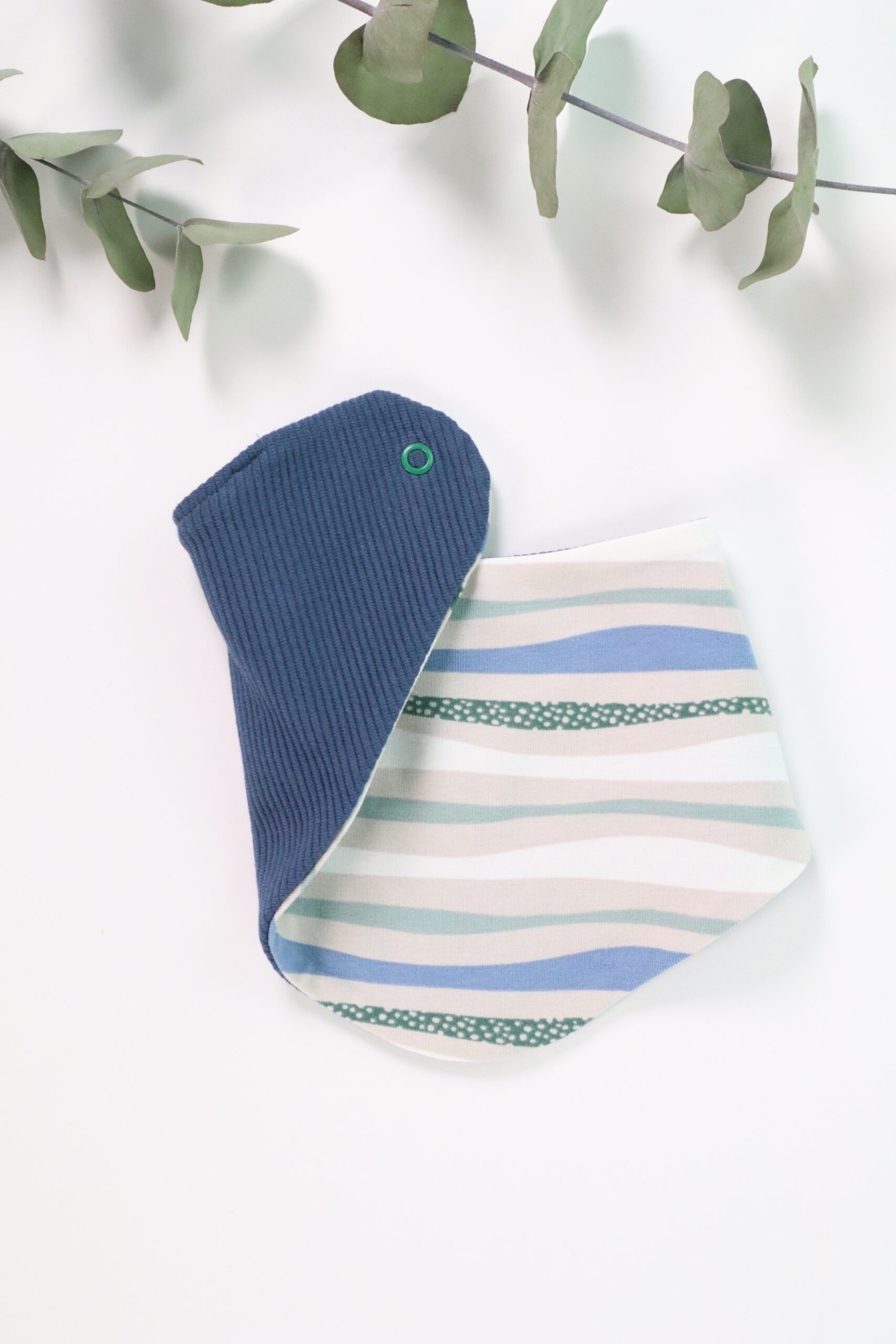 Latzerl, Tuch, Spucktuch, windel, baumwolle, genäht, handmade, handgenäht, handgemacht, spucktuch, latz, babylatz, jungs, kind, baby, blau, streifen, gestreift, cool, modern, junge, boy, jungs, geburt, grün, weiß