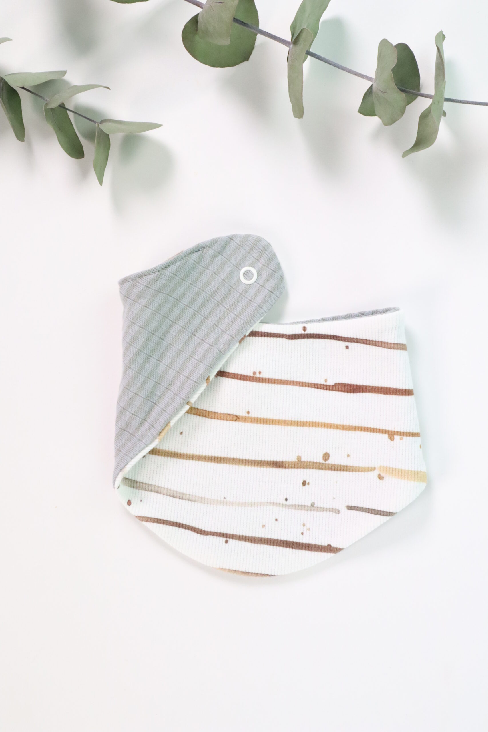 Latzerl, Tuch, Spucktuch, windel, baumwolle, genäht, handmade, handgenäht, handgemacht, spucktuch, latz, babylatz, jungs, kind, baby, streifen, gestreift, cool, modern, junge, boy, jungs, beige, braun, grau, weiß, streifen, punkte,