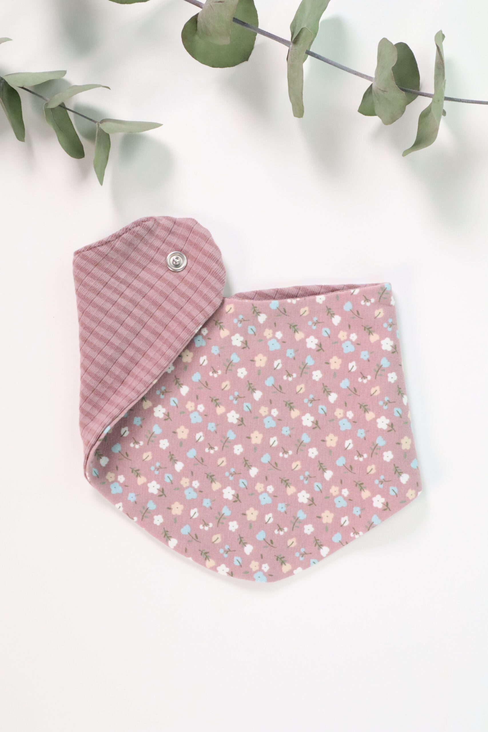 Latzerl, Tuch, Spucktuch, windel, baumwolle, genäht, handmade, handgenäht, handgemacht, spucktuch, latz, babylatz, jungs, kind, baby, Herz, herzen, herzig, herzerl, lila, rosa, pastell, set, baby set, blume, blümchen, blüte