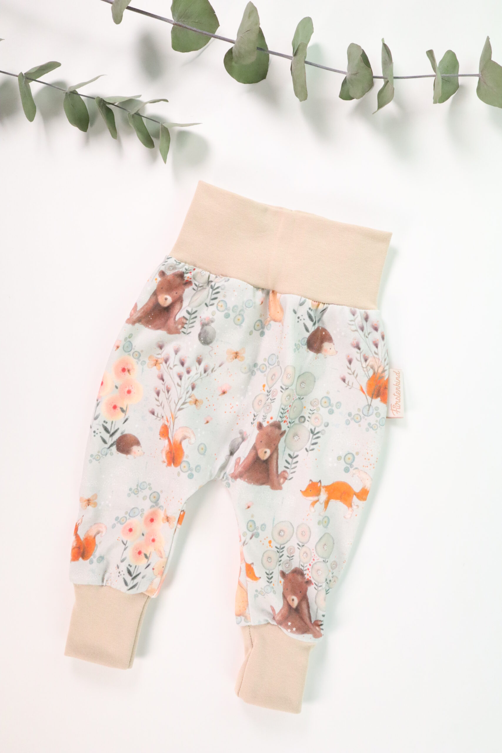 Hose, bündchen, mitwachs, kind, baby, handmade, bio, gots, baumwolle, bequem, bündchen, bund, handgenäht, weich, soft, junge, mädchen, handgemacht, fuchs, hase, bär, too, tiere, lieblich, modern, trend, zart, muster, orange, natur, beige, igel, wald, waldtiere, eichhörnchen