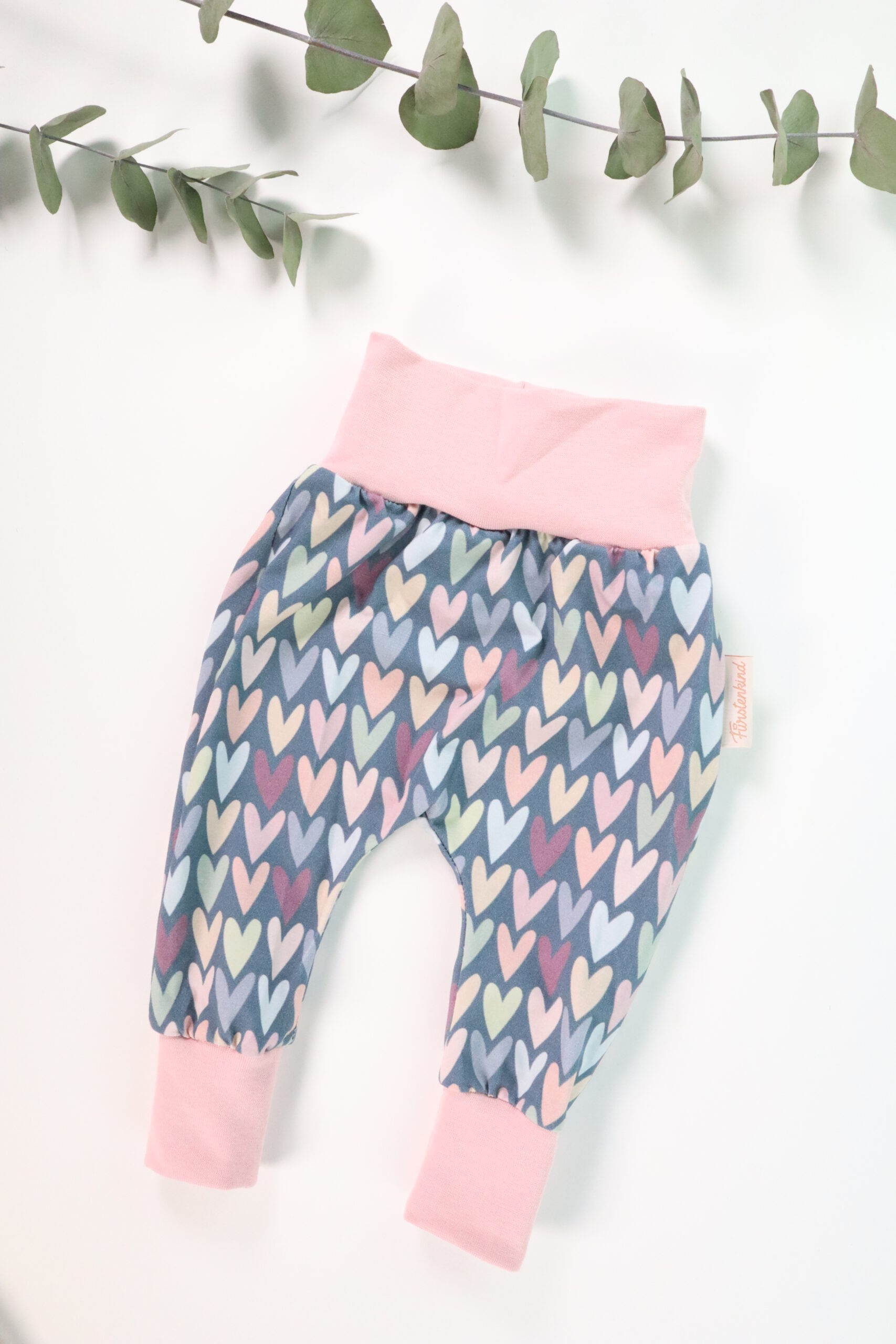 Hose, bündchen, mitwachs, kind, baby, handmade, bio, gots, baumwolle, bequem, bündchen, bund, handgenäht, weich, soft, herz, rosa, herzerl, herzen, lila, blau, pastell, mädchen, mädel, mädels, mädl