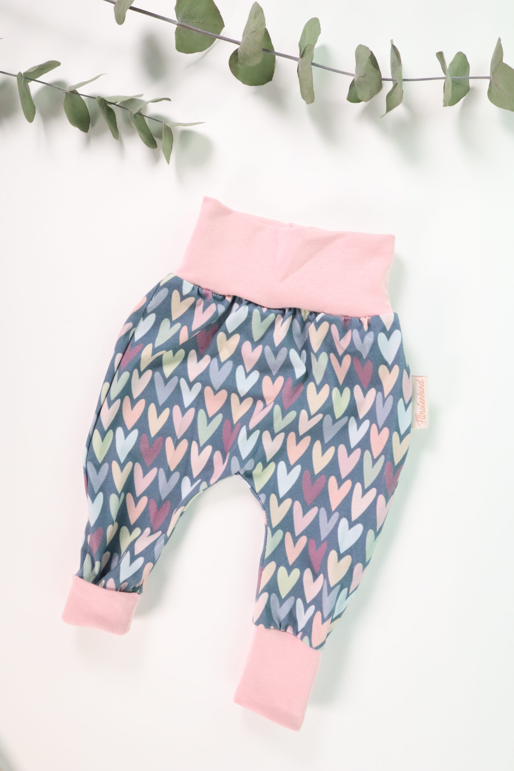 Hose, bündchen, mitwachs, kind, baby, handmade, bio, gots, baumwolle, bequem, bündchen, bund, handgenäht, weich, soft, herz, rosa, herzerl, herzen, lila, blau, pastell, mädchen, mädel, mädels, mädl