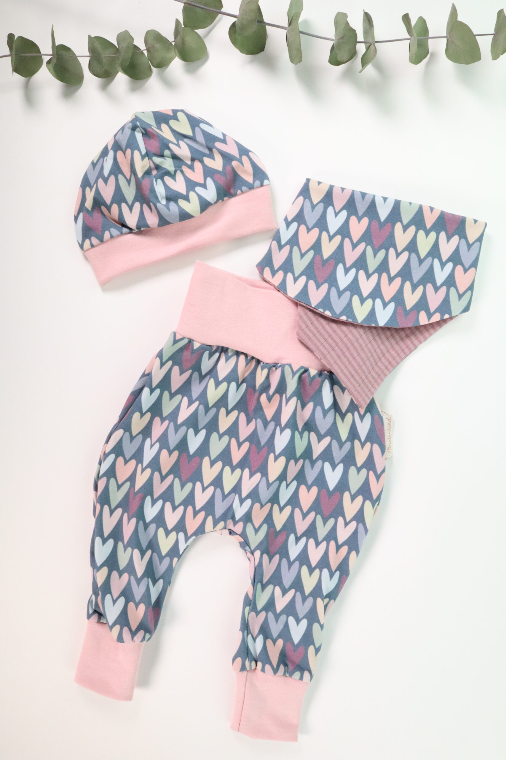 Latzerl, Tuch, Spucktuch, windel, baumwolle, genäht, handmade, handgenäht, handgemacht, spucktuch, latz, babylatz, jungs, kind, baby, Herz, herzen, herzig, herzerl, lila, rosa, blau, pastell, set, baby set, hose, haube, mitwachshose, bündchen, bund,