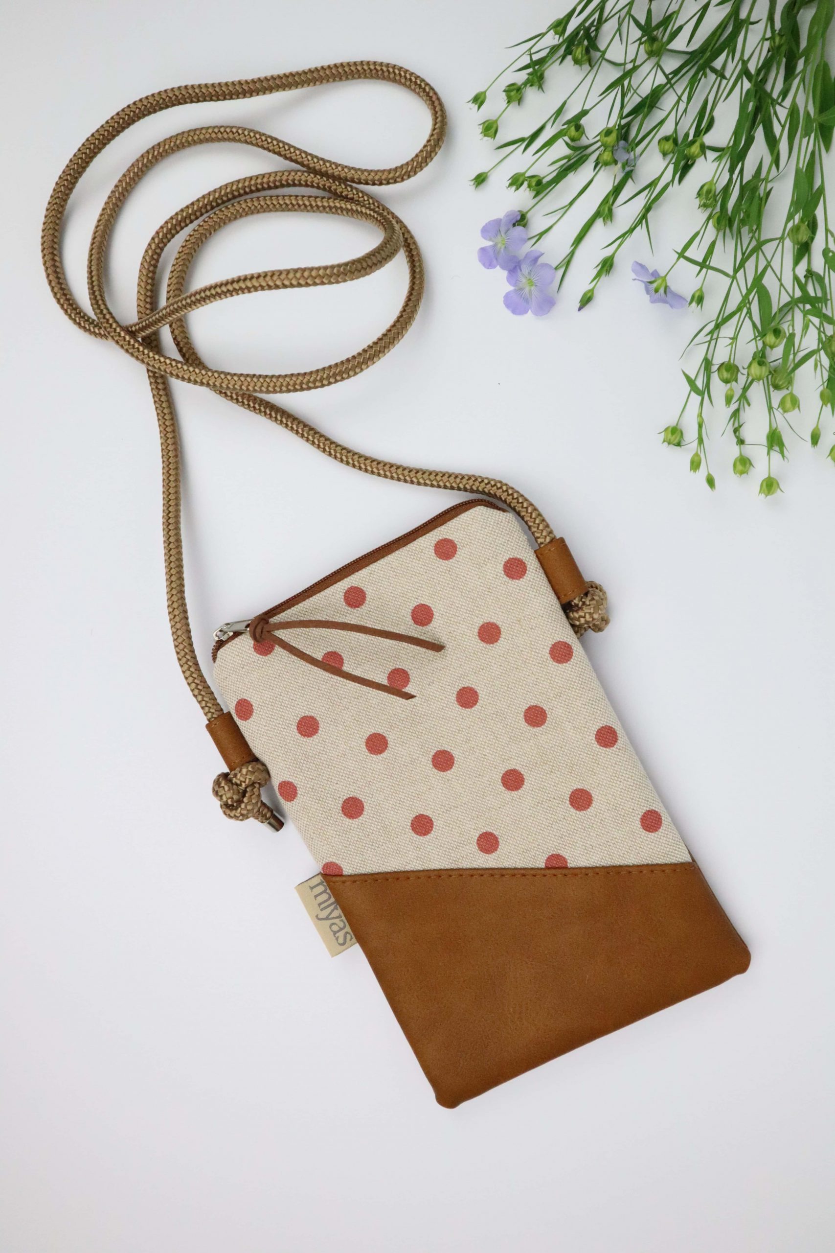 Daisy, rot, punkte, braun, tabakbraun, Kunstleder, Leder, Tasche, Handytasche, Handy, Umhängetasche