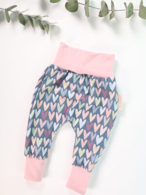 Hose, bündchen, mitwachs, kind, baby, handmade, bio, gots, baumwolle, bequem, bündchen, bund, handgenäht, weich, soft, herz, rosa, herzerl, herzen, lila, blau, pastell, mädchen, mädel, mädels, mädl