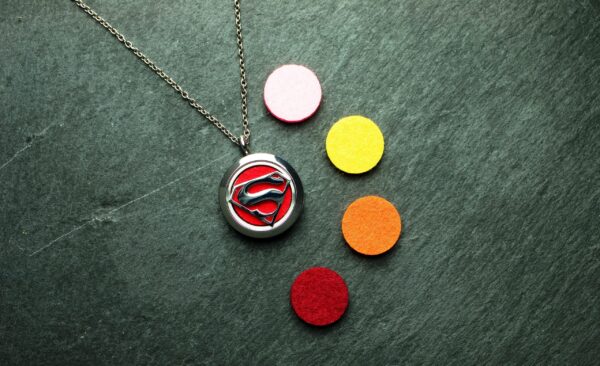 Superman, Supergirl, rot, Filz, Anhänger, aroma, aromaschmuck, aromatherapie, ätherisches öl, ätherischesöl, duft, edelstahl, essential oil, essentialoil, Halskette, kette, young living, youngliving, silber, duftanhänger, duftschmuck, oillovers, joyofscent, corami
