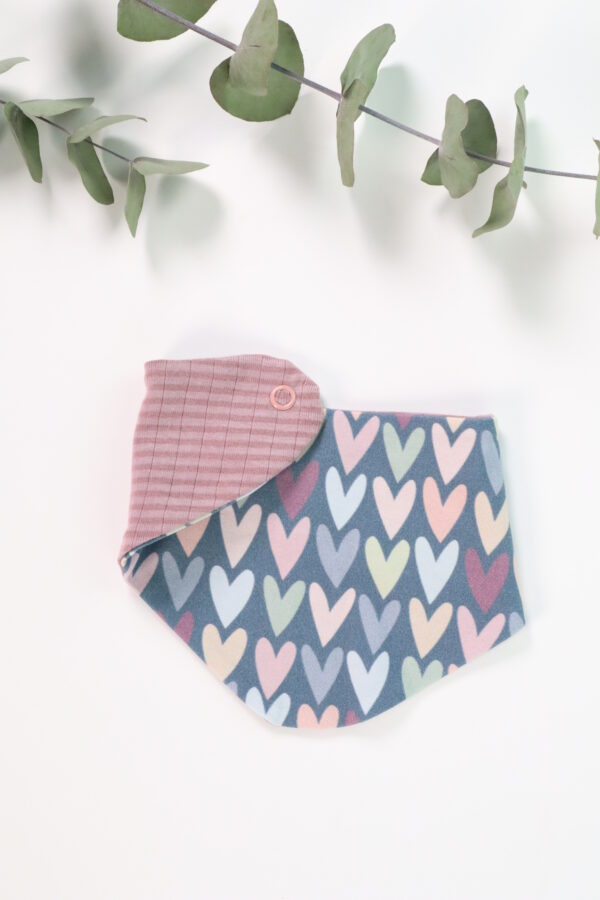 Latzerl, Tuch, Spucktuch, windel, baumwolle, genäht, handmade, handgenäht, handgemacht, spucktuch, latz, babylatz, jungs, kind, baby, Herz, herzen, herzig, herzerl, lila, rosa, blau, pastell, set, baby set