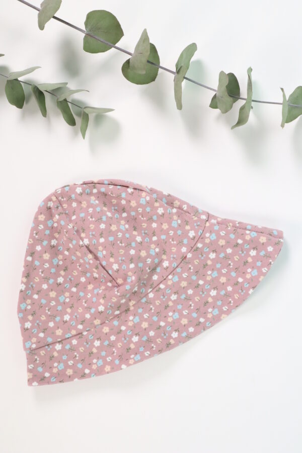 Hut, Sonnenhut, sonne, sonnenschutz, sommer, strand, meer, kind, baby, sonnebrand, schutz, weich, baumwolle, bio, gots, handmade, handgefertigt, mädels, jungs, buben, mädchen, boy, girl, urlaub, urlaubskleidung, babyausstattung, baden, badehut, rosa, flieder, altrosa, lila, blumen, blümchen, blüte, blume