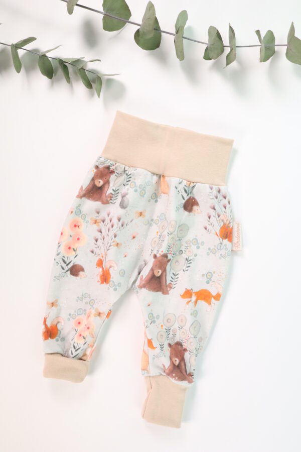 Hose, bündchen, mitwachs, kind, baby, handmade, bio, gots, baumwolle, bequem, bündchen, bund, handgenäht, weich, soft, junge, mädchen, handgemacht, fuchs, hase, bär, too, tiere, lieblich, modern, trend, zart, muster, orange, natur, beige, igel, wald, waldtiere, eichhörnchen