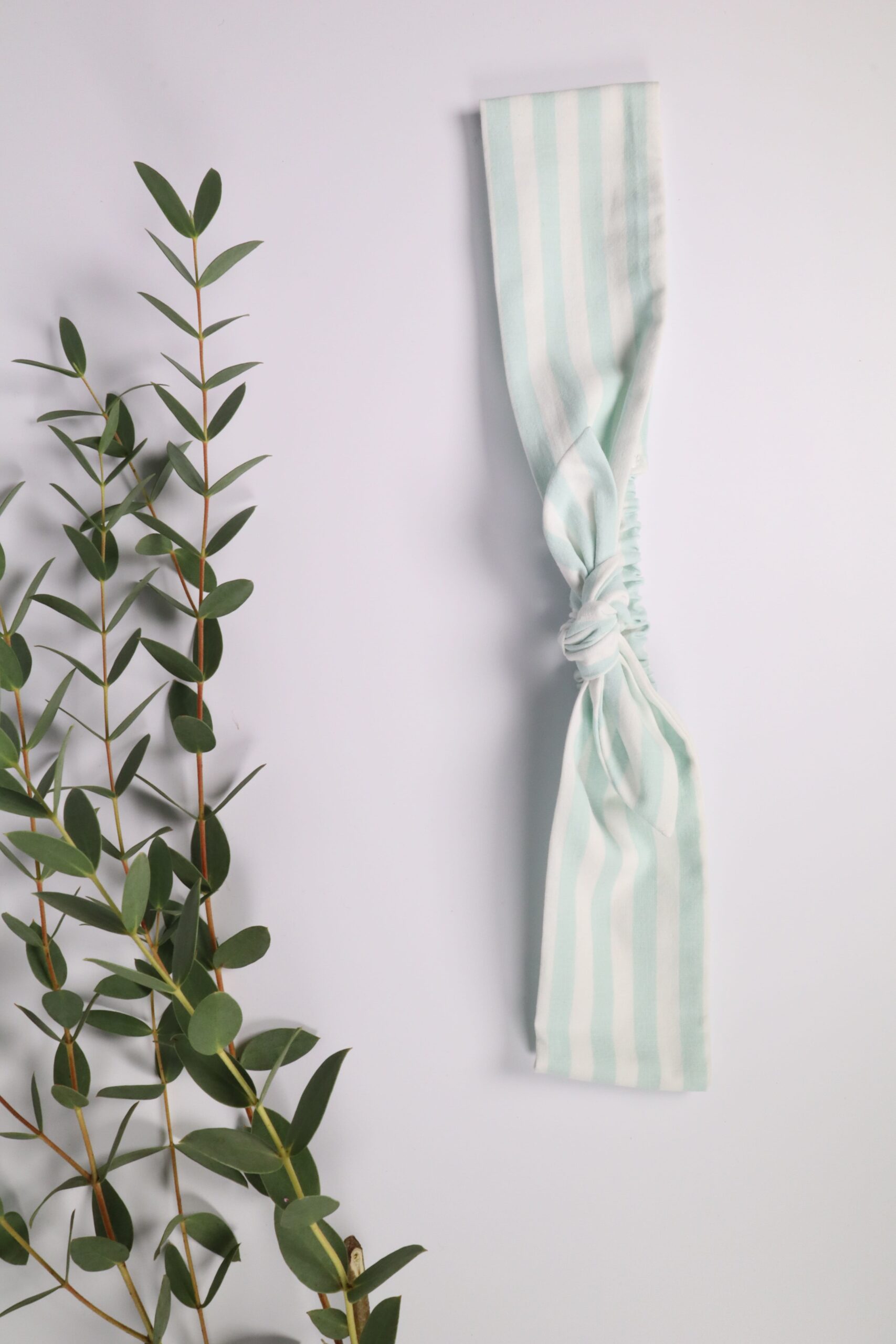 Haarband, Stirnband, schmal, Haare, Haaraccessoires, Accessoires, Frisur, Turban, Masche, Mascherl, Knoten, Knopf, Schleife, Trend, modern, weiß, türkis, pastell, hellblau, streifen, gestreift