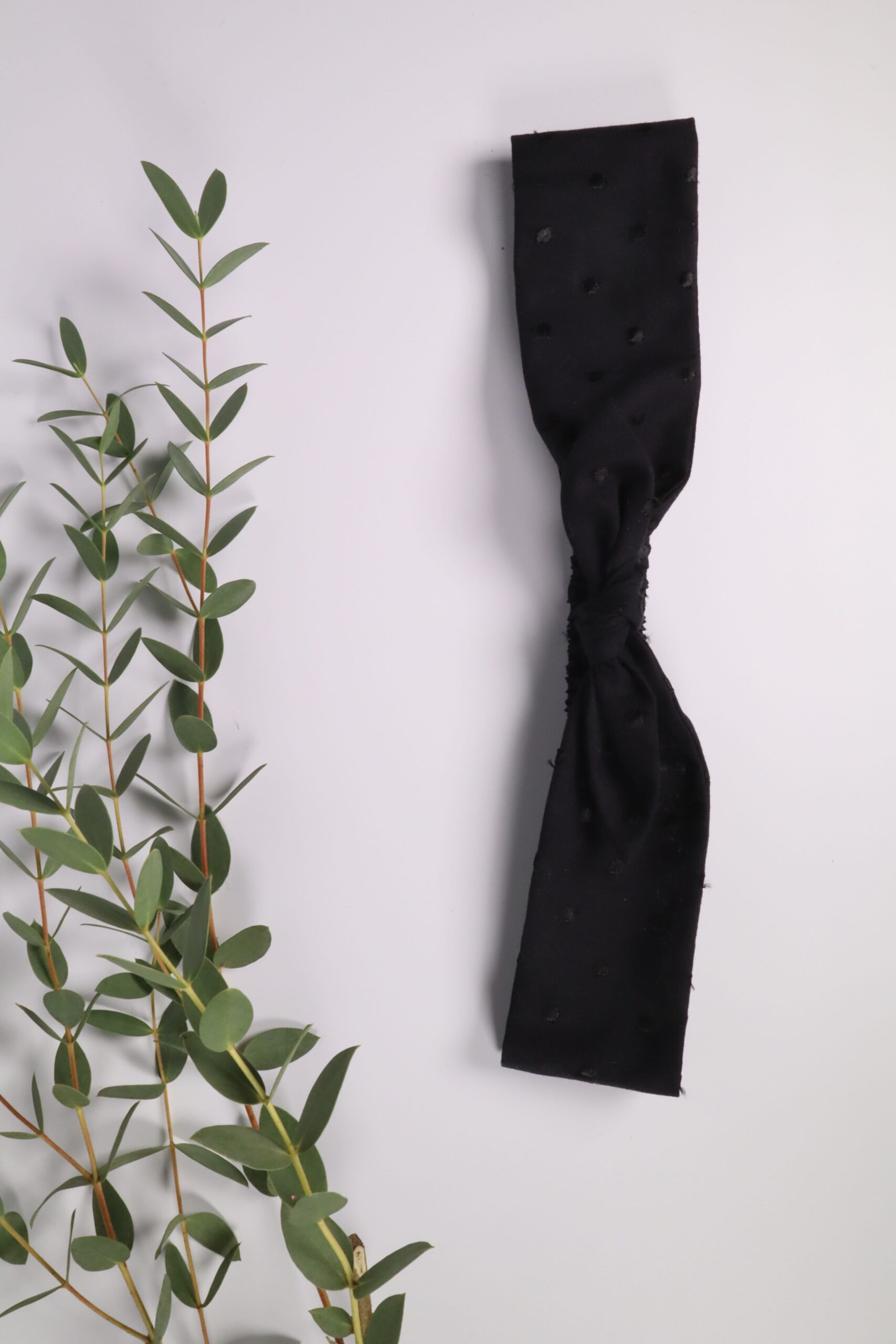 Haarband, Stirnband, schmal, Haare, Haaraccessoires, Accessoires, Frisur, Turban, Masche, Mascherl, Knoten, Knopf, Schleife, Trend, modern, schwarz, dunkel, punkte