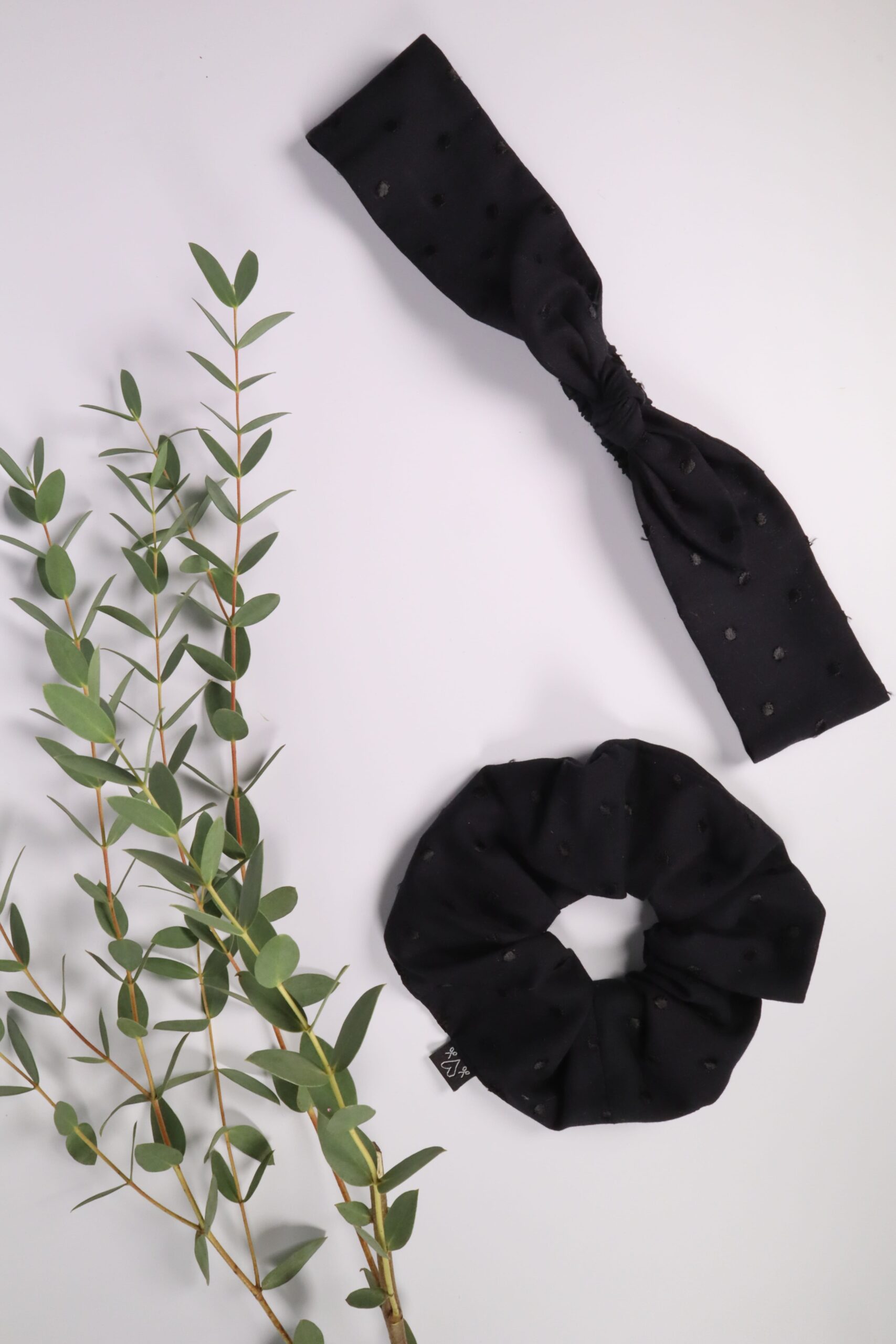 Haarband, Stirnband, schmal, Haare, Haaraccessoires, Accessoires, Frisur, Turban, Masche, Mascherl, Knoten, Knopf, Schleife, Trend, modern, schwarz, dunkel, punkte