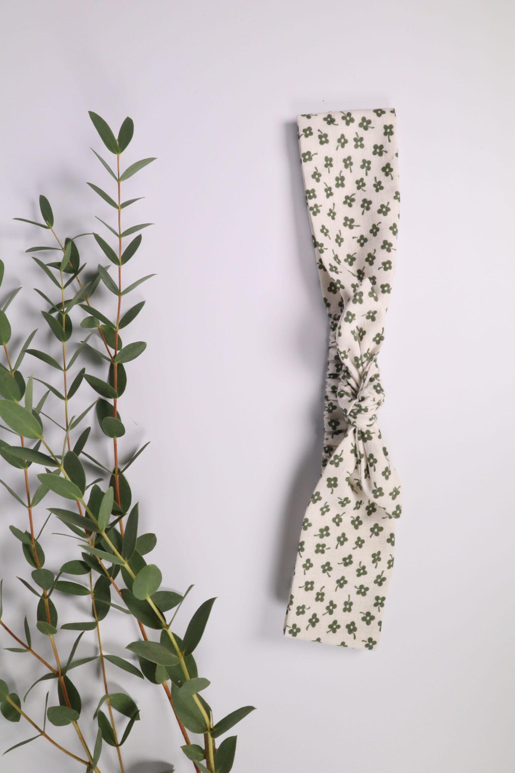 Haarband, Stirnband, schmal, Haare, Haaraccessoires, Accessoires, Frisur, Turban, Masche, Mascherl, Knoten, Knopf, Schleife, Trend, modern, grün, weiß, blume, klee, kleeblatt