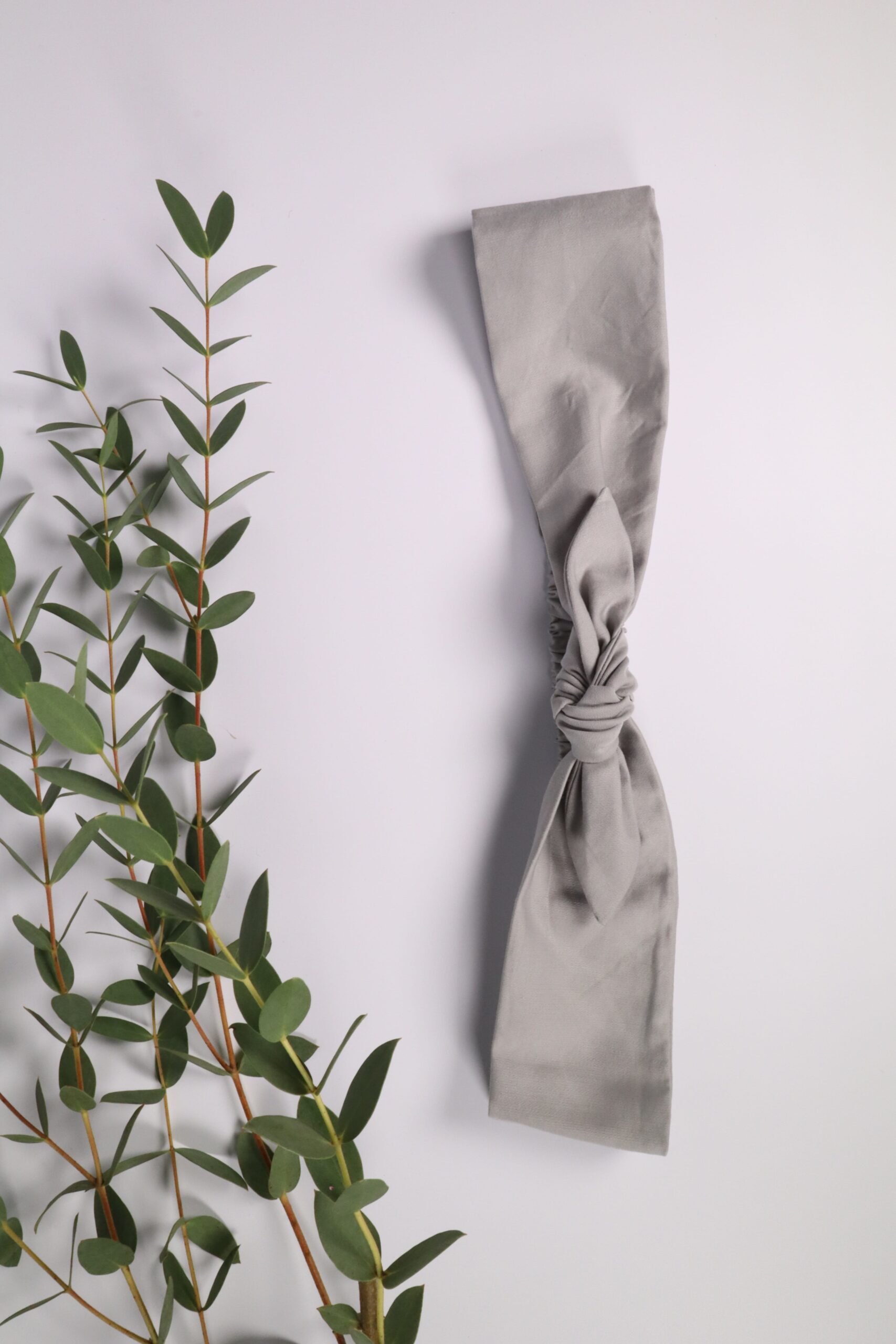 Haarband, Stirnband, schmal, Haare, Haaraccessoires, Accessoires, Frisur, Turban, Masche, Mascherl, Knoten, Knopf, Schleife, Trend, modern, grau, hellgrau