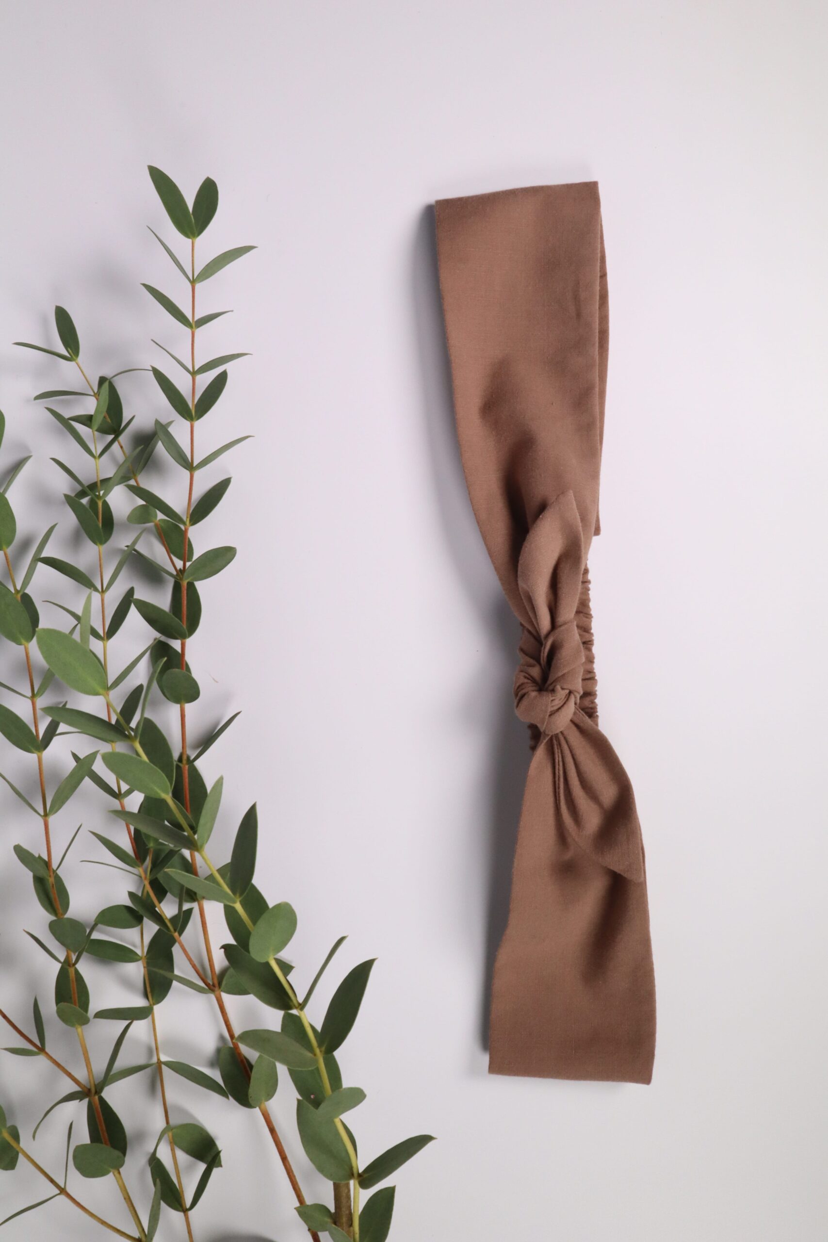 Haarband, Stirnband, schmal, Haare, Haaraccessoires, Accessoires, Frisur, Turban, Masche, Mascherl, Knoten, Knopf, Schleife, Trend, modern, braun, elegant, erdbraun, warm