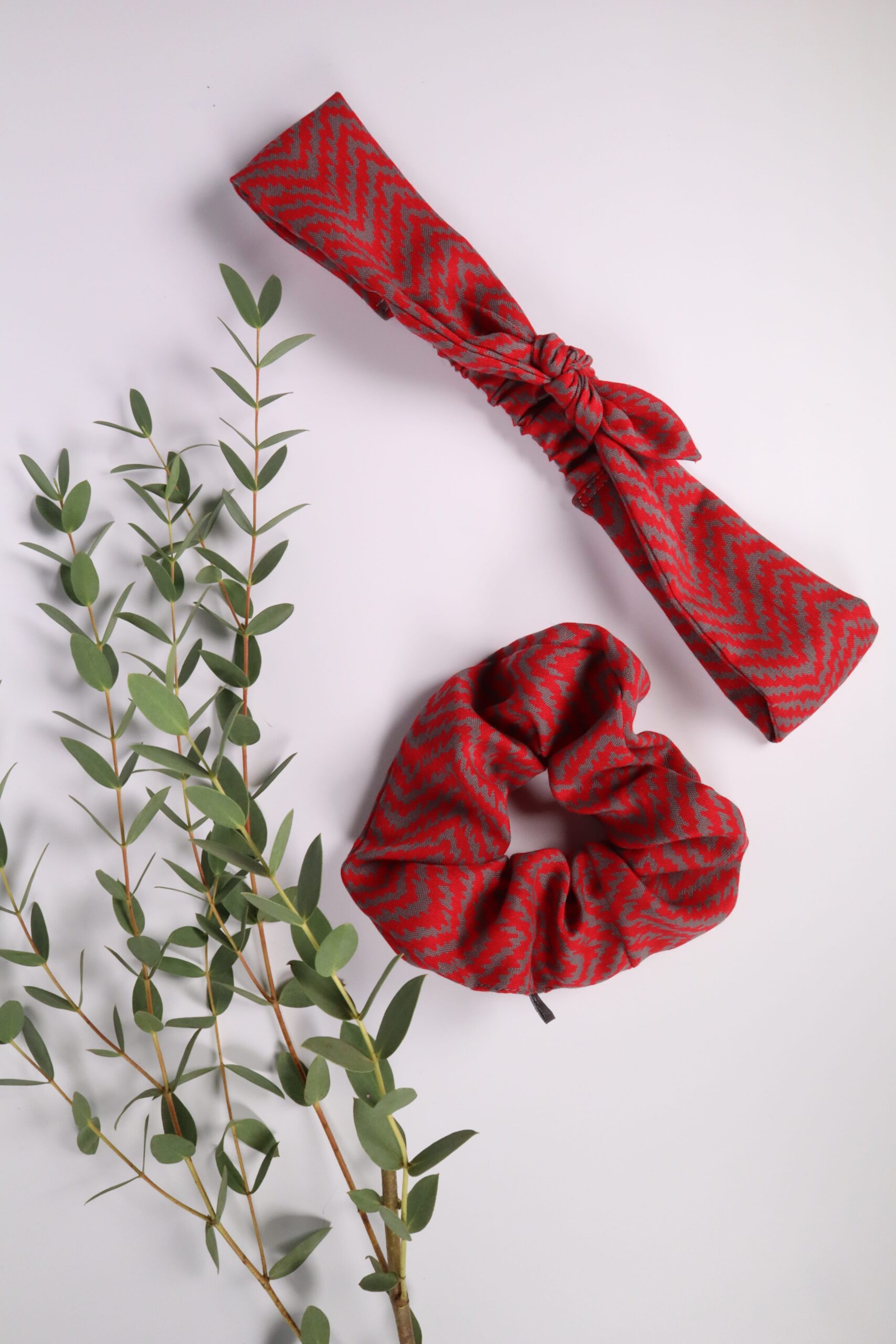 Haarband, Stirnband, schmal, Haare, Haaraccessoires, Accessoires, Frisur, Turban, Masche, Mascherl, Knoten, Knopf, Schleife, Trend, modern, elegant, weirot, dunkelrot, wine, wein, bordeaux, grau, streifen