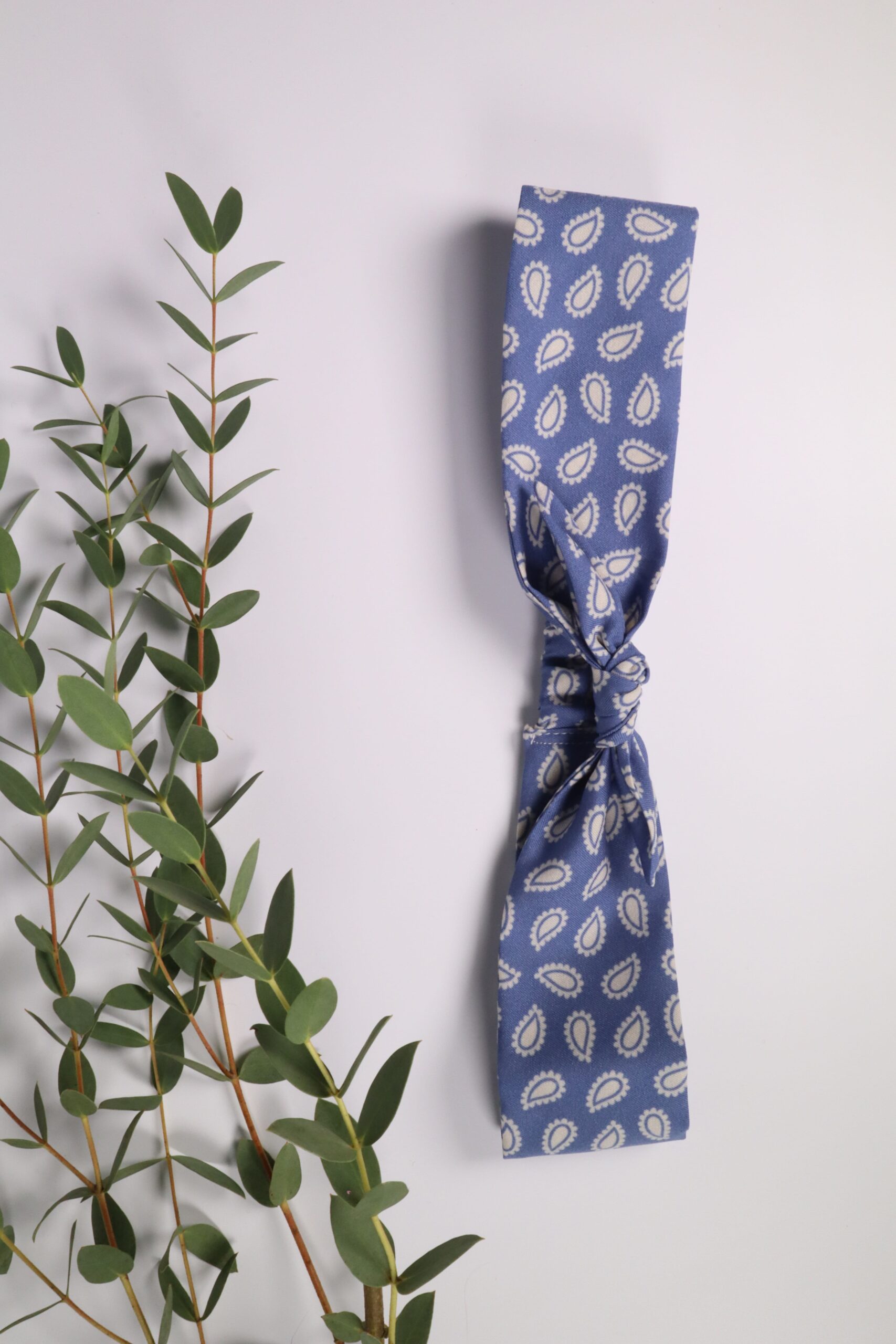 Haarband, Stirnband, schmal, Haare, Haaraccessoires, Accessoires, Frisur, Turban, Masche, Mascherl, Knoten, Knopf, Schleife, Trend, modern, elegant, blau, weiß, weis, paisley, paisly, muster, tropfen,