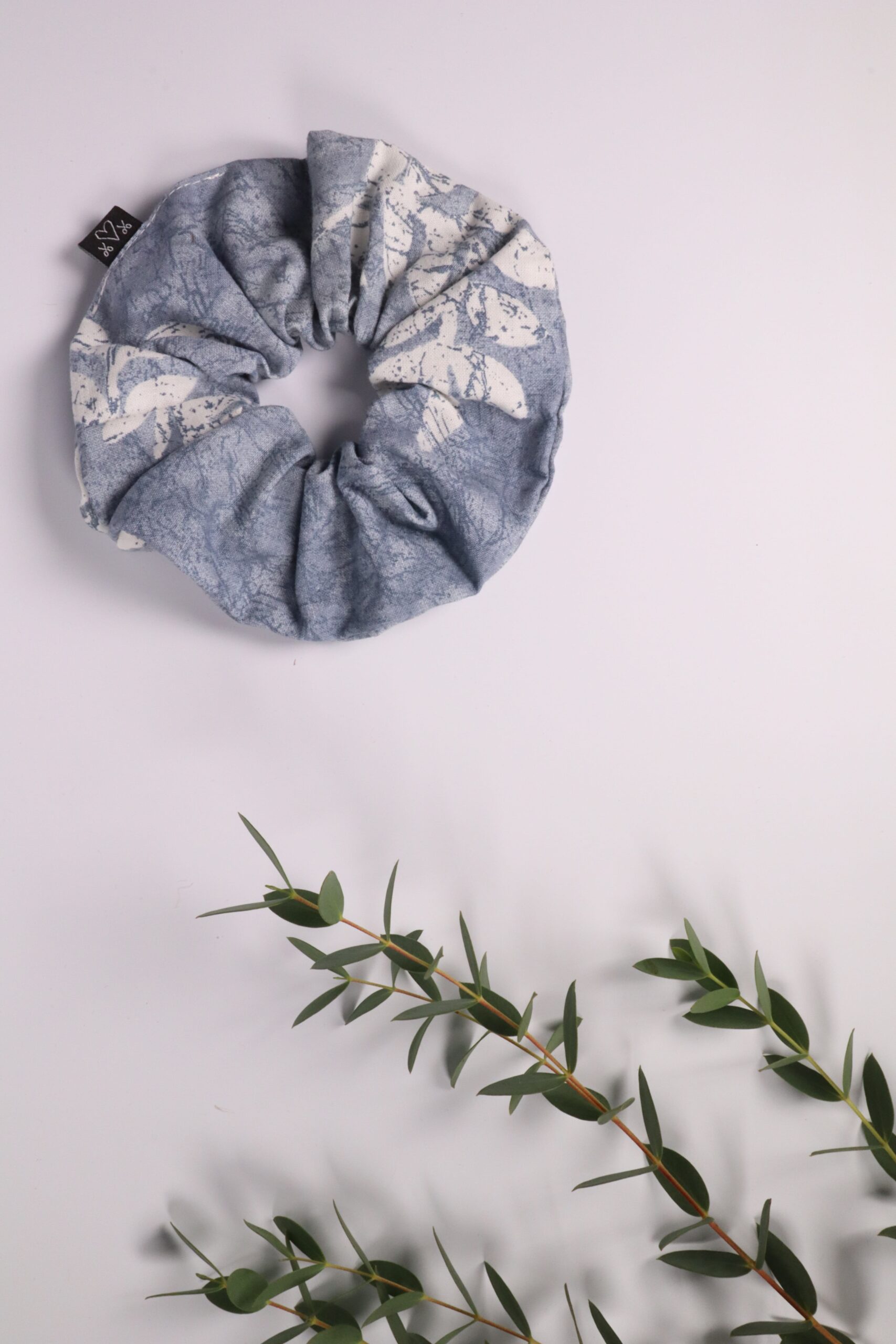 Scrunchie, Zopfgummi, Haargummi, Haarband, Accessoires, Haare, Haaraccessoires, Trend, Haartrend, Zopf, Pferdeschwanz, Frisur, blau, grau, weiß, batik, blätter, blatt